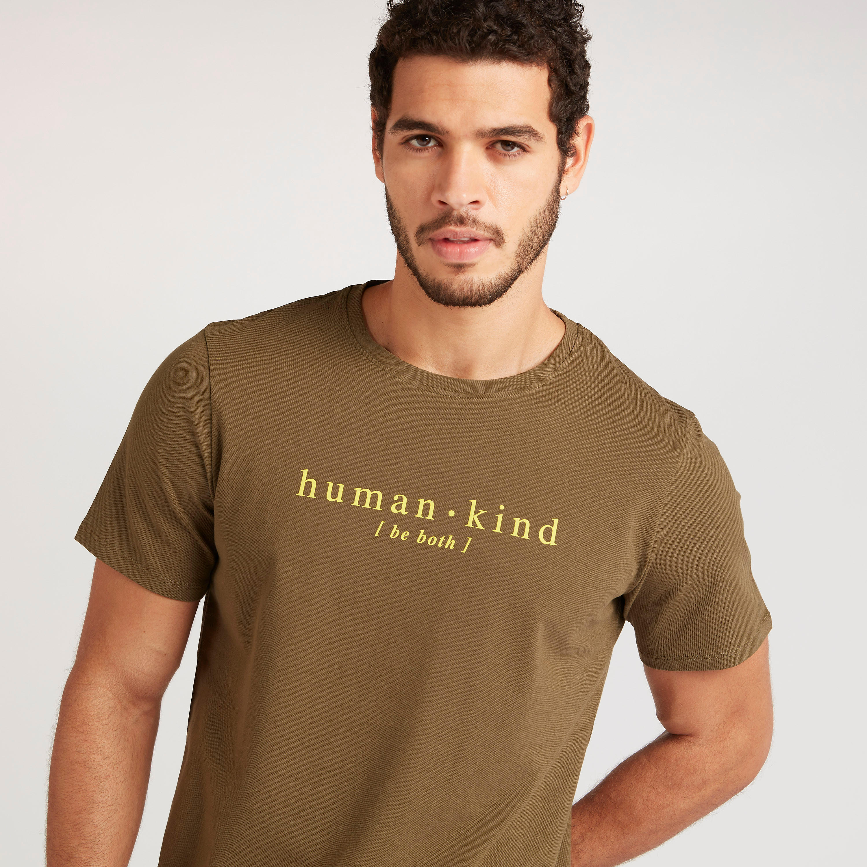 تيشيرت بياقة ضيّقة وأكمام قصيرة وطبعات من آيكونيك-men-clothing-tshirtsandpolos-tshirts-image-2