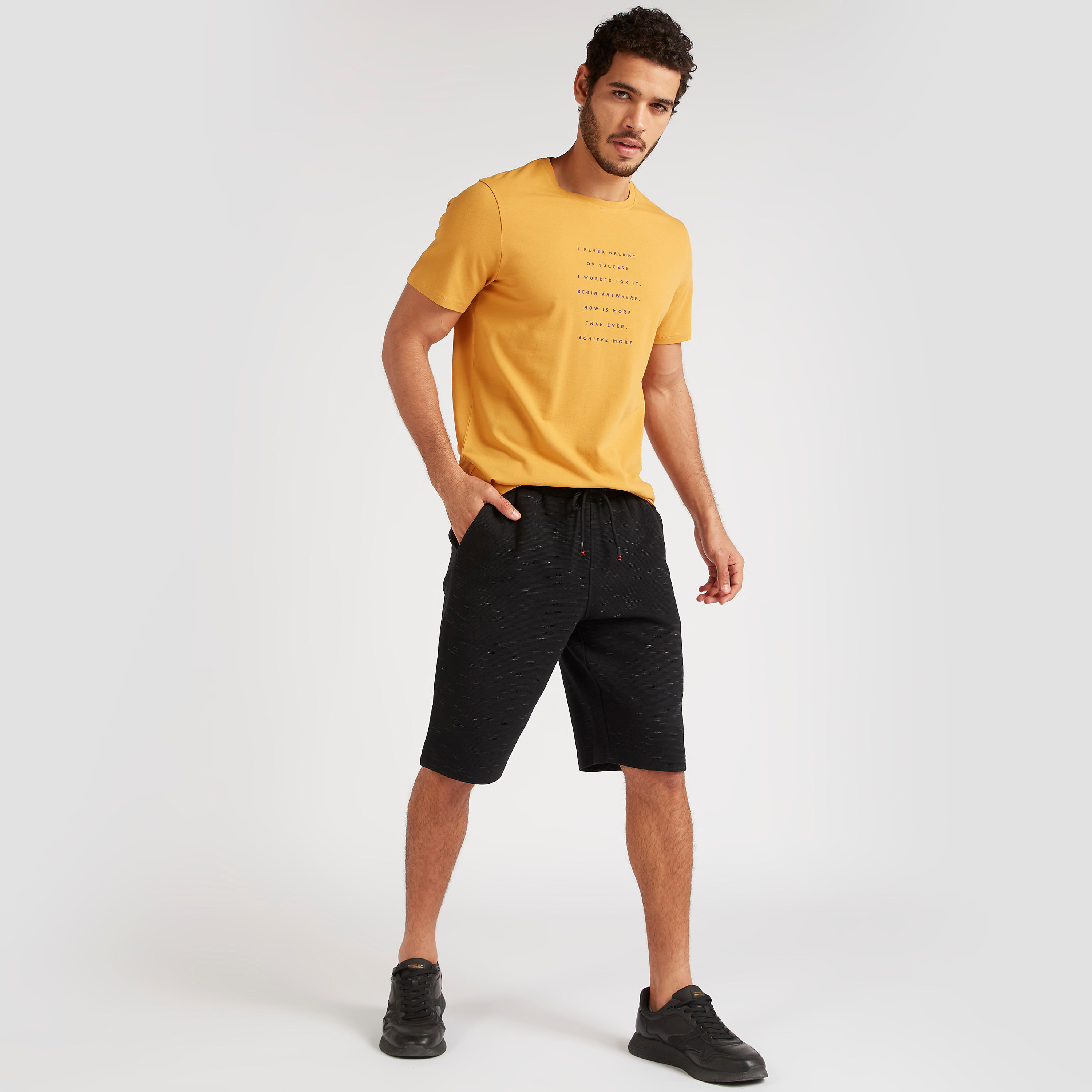 تيشيرت بياقة ضيّقة وأكمام قصيرة وطبعات من آيكونيك-men-clothing-tshirtsandpolos-tshirts-image-2