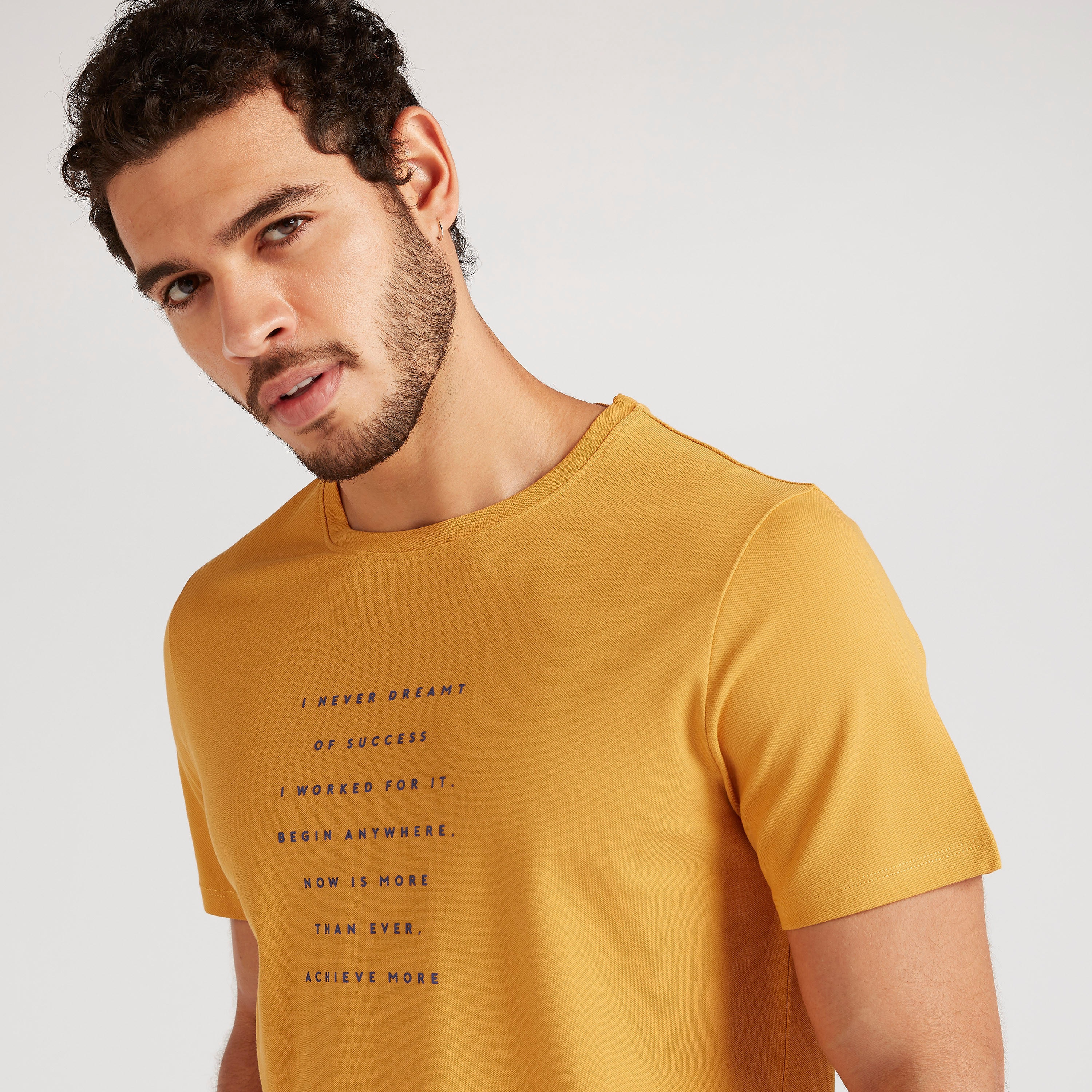 تيشيرت بياقة ضيّقة وأكمام قصيرة وطبعات من آيكونيك-men-clothing-tshirtsandpolos-tshirts-image-3