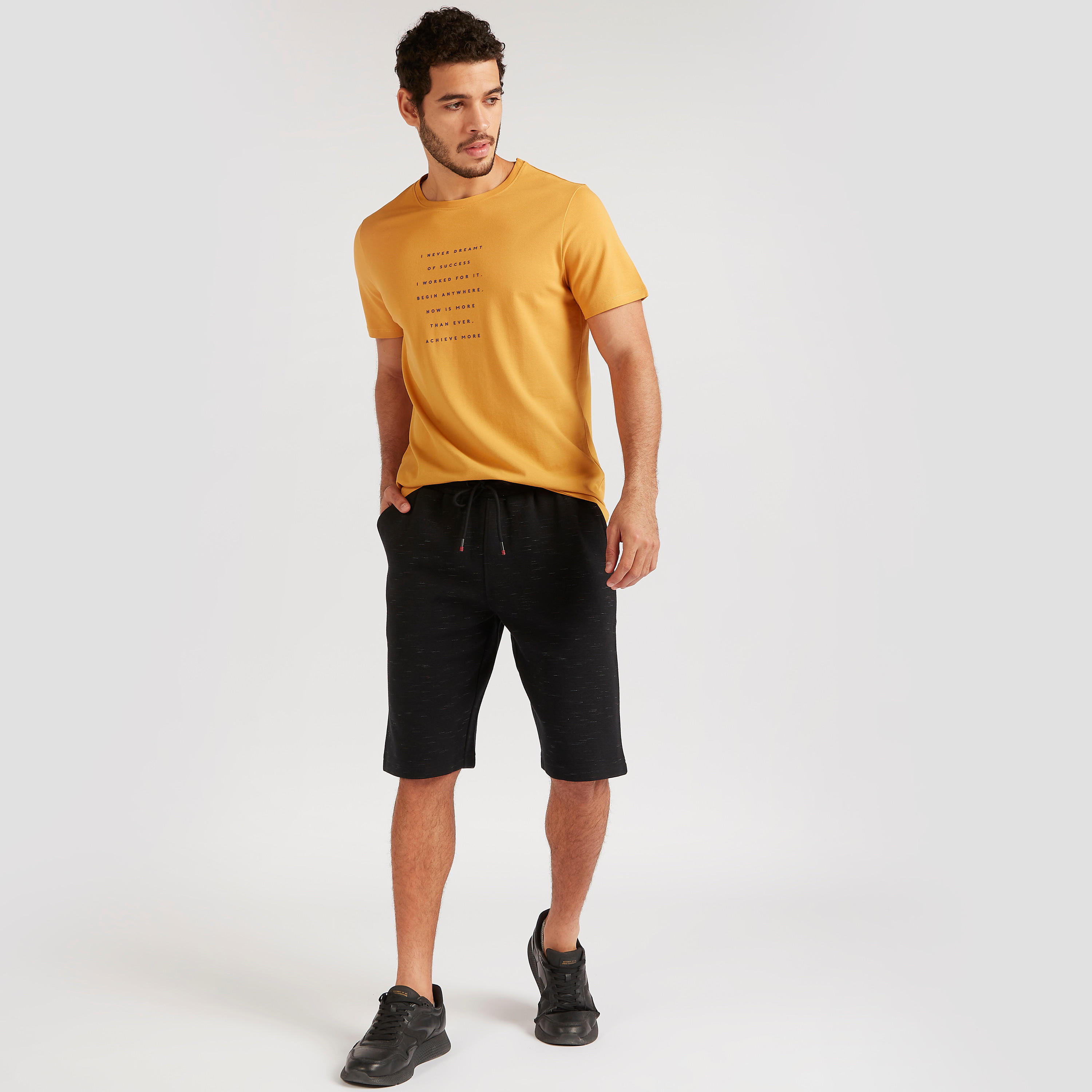 تيشيرت بياقة ضيّقة وأكمام قصيرة وطبعات من آيكونيك-men-clothing-tshirtsandpolos-tshirts-image-5