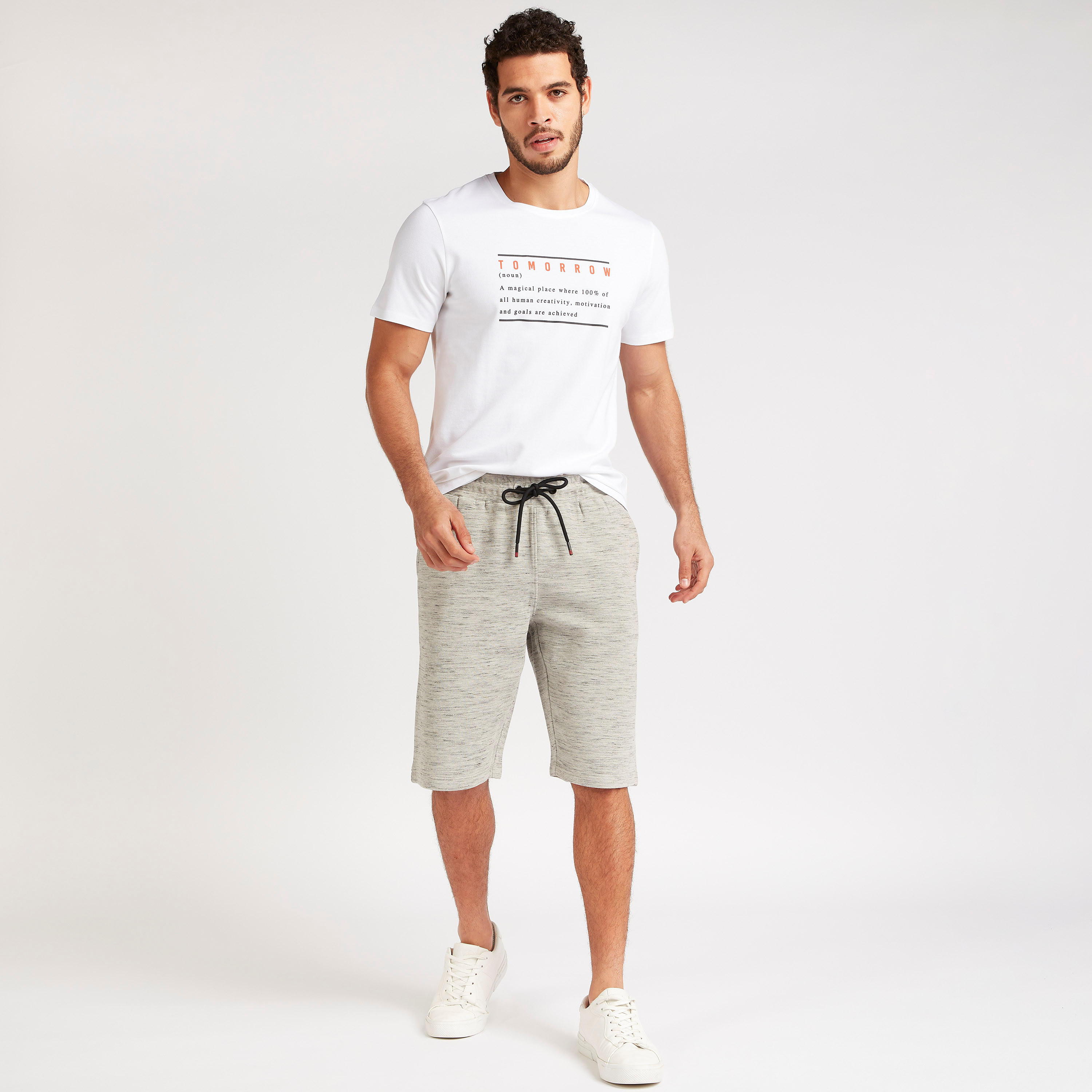 تيشيرت بياقة ضيّقة وأكمام قصيرة وطبعات من آيكونيك-men-clothing-tshirtsandpolos-tshirts-image-2