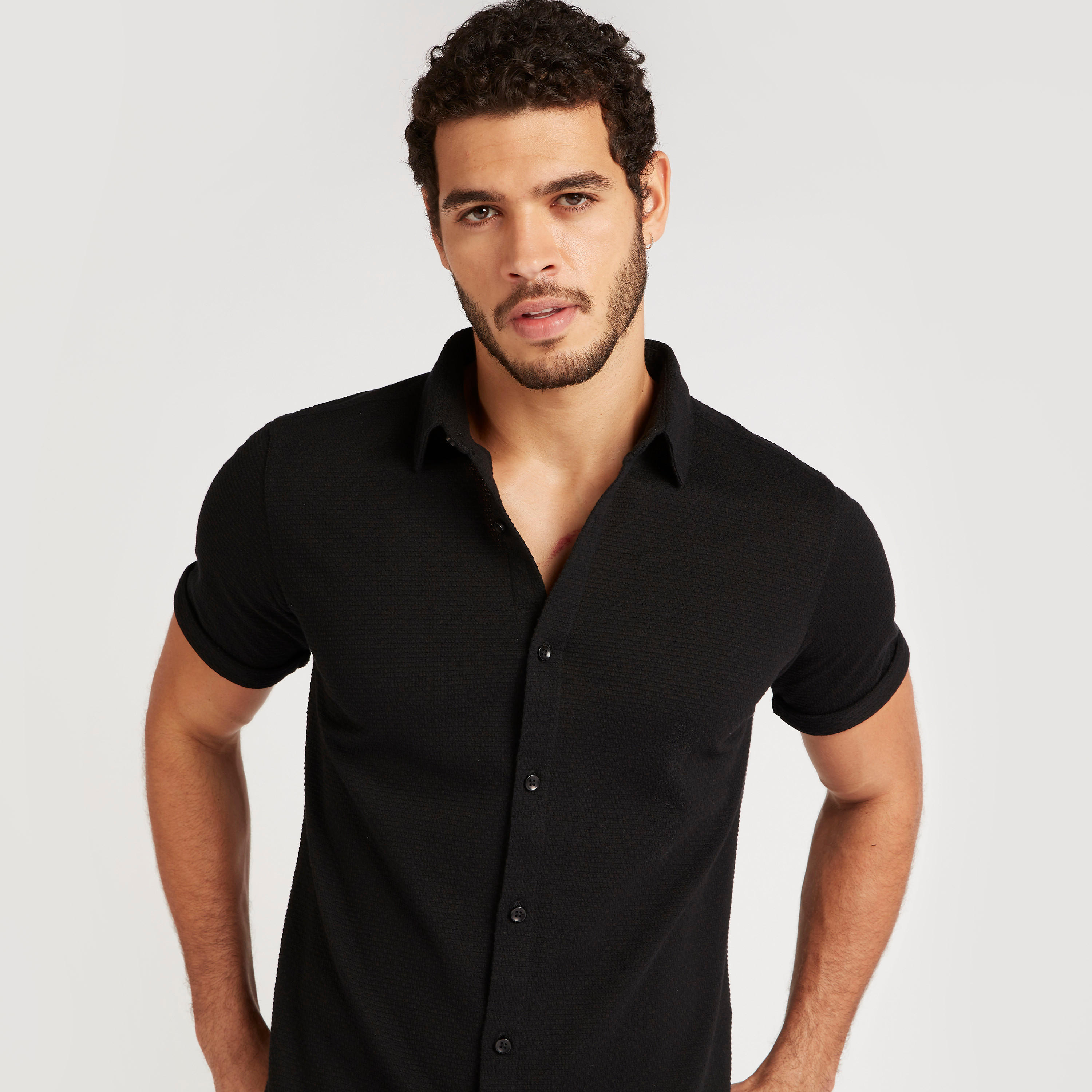 قميص بارز الملمس بأكمام قصيرة من آيكونيك-men-clothing-shirts-image-3