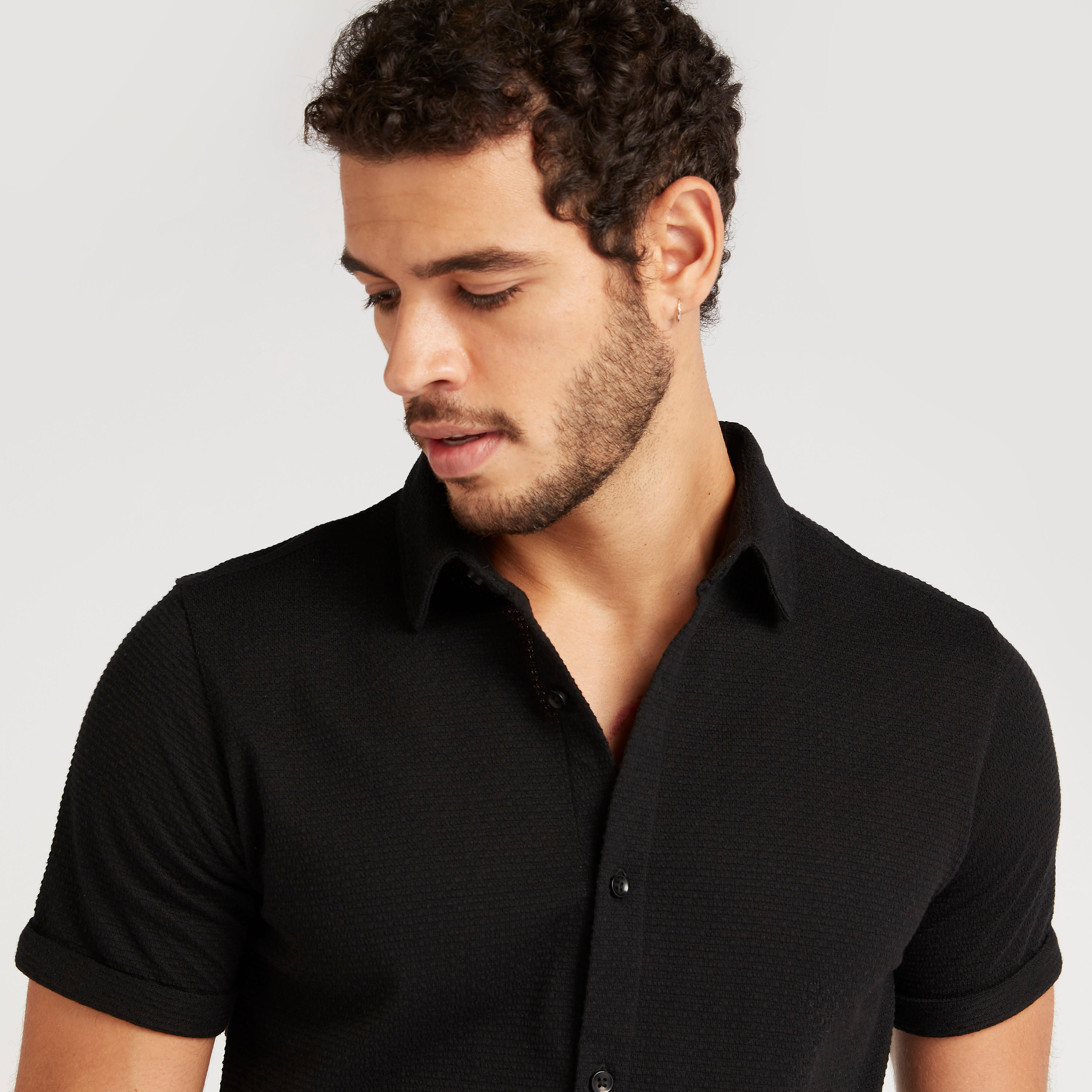 قميص بارز الملمس بأكمام قصيرة من آيكونيك-men-clothing-shirts-image-5