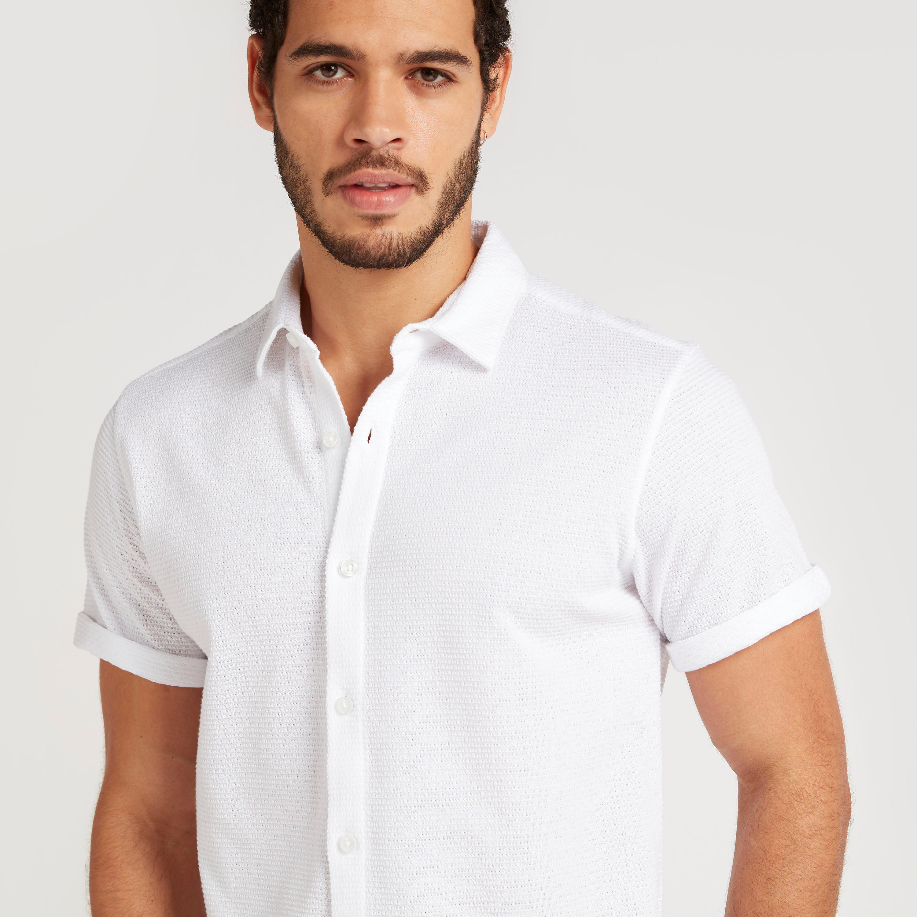 قميص بارز الملمس بأكمام قصيرة من آيكونيك-men-clothing-shirts-image-12