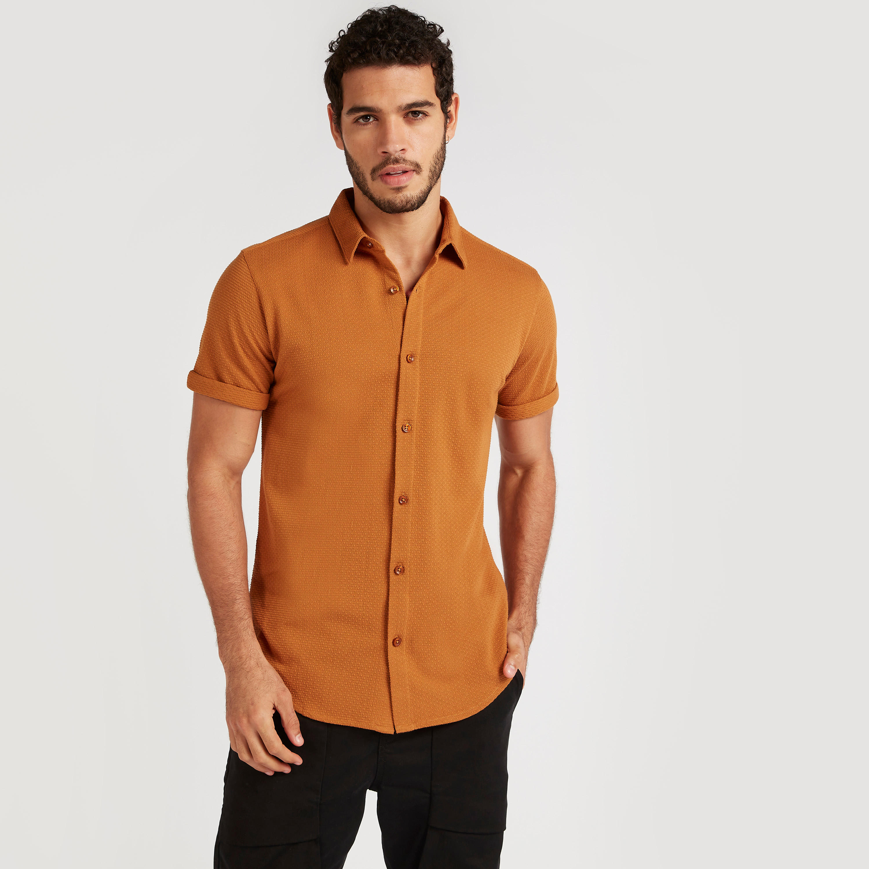 قميص بارز الملمس بأكمام قصيرة من آيكونيك-men-clothing-shirts-image-13