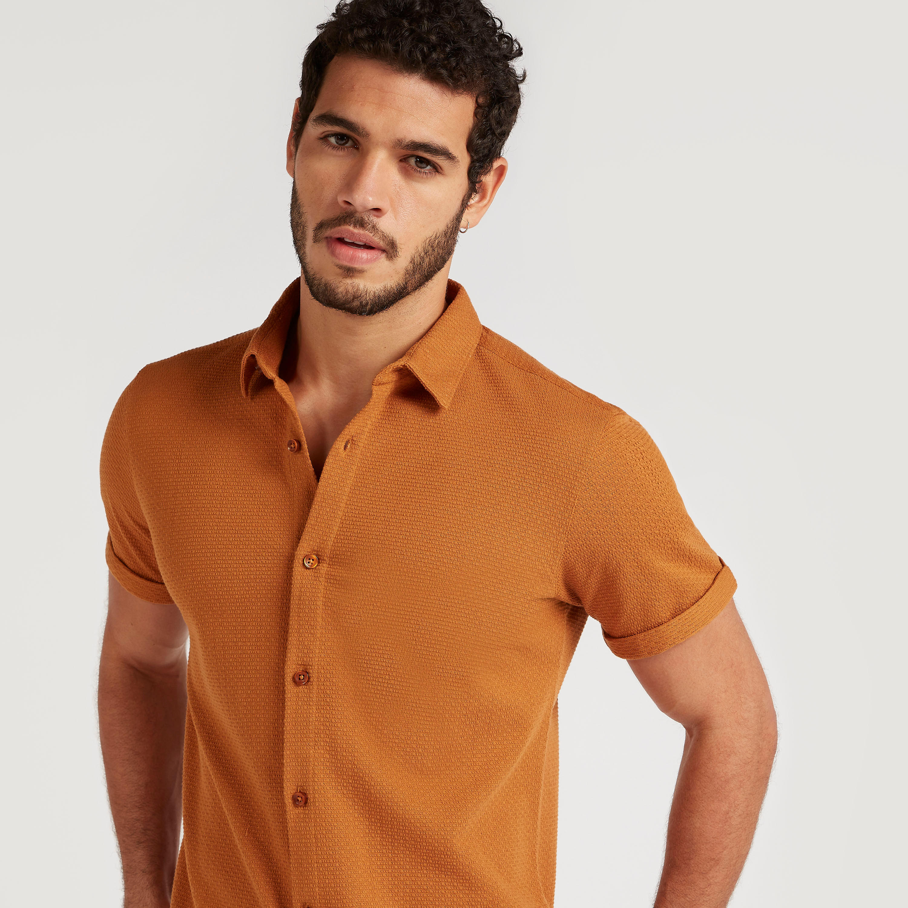 قميص بارز الملمس بأكمام قصيرة من آيكونيك-men-clothing-shirts-image-14