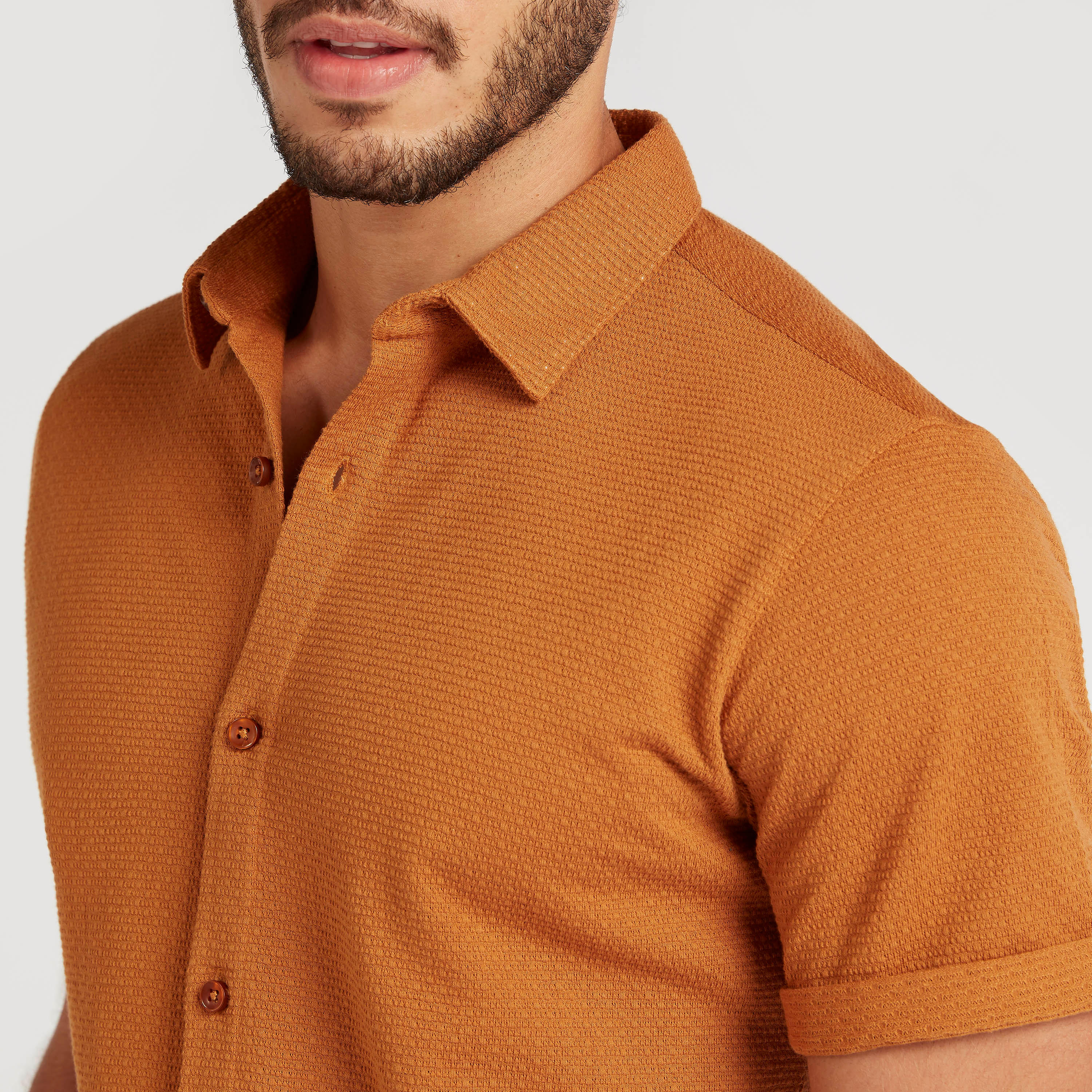 قميص بارز الملمس بأكمام قصيرة من آيكونيك-men-clothing-shirts-image-17