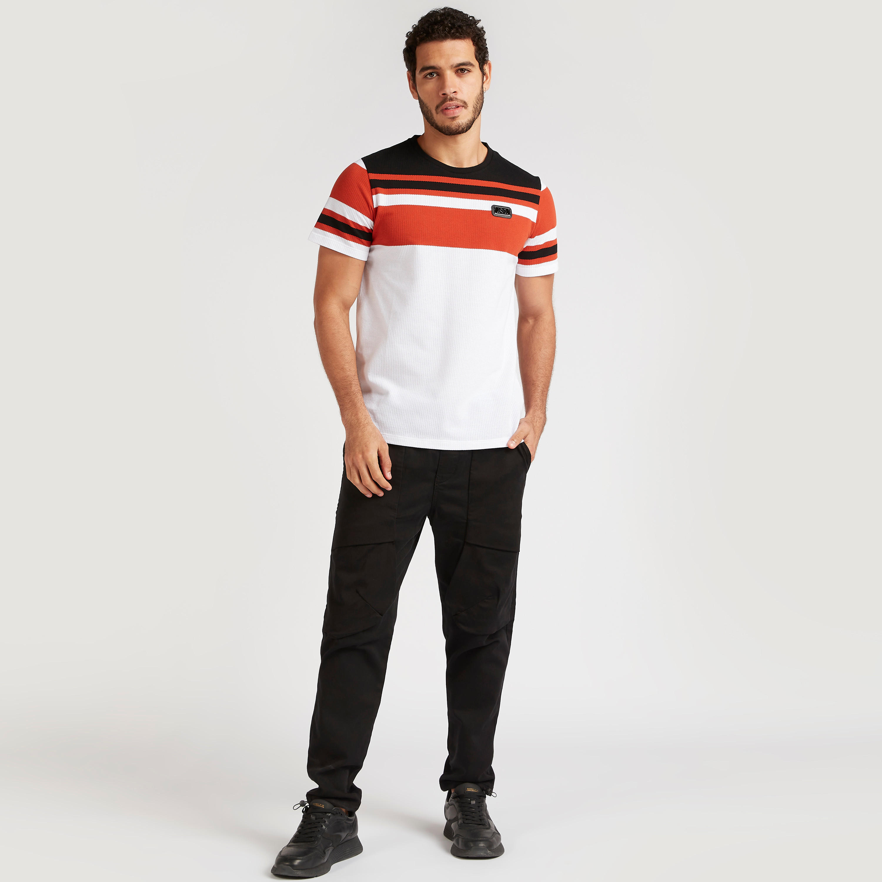 تيشيرت مخطّط بياقة ضيّقة وأكمام قصيرة من آيكونيك-men-clothing-tshirtsandpolos-tshirts-image-2