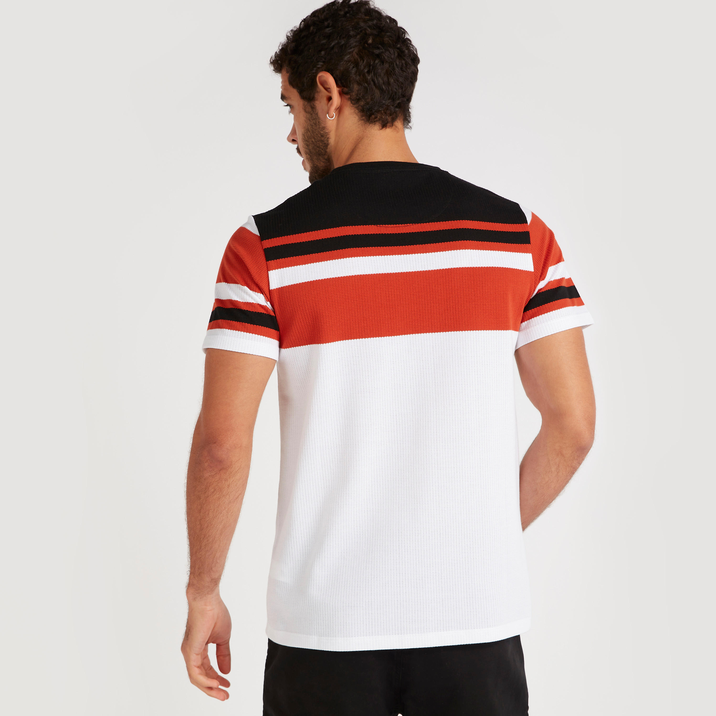تيشيرت مخطّط بياقة ضيّقة وأكمام قصيرة من آيكونيك-men-clothing-tshirtsandpolos-tshirts-image-4
