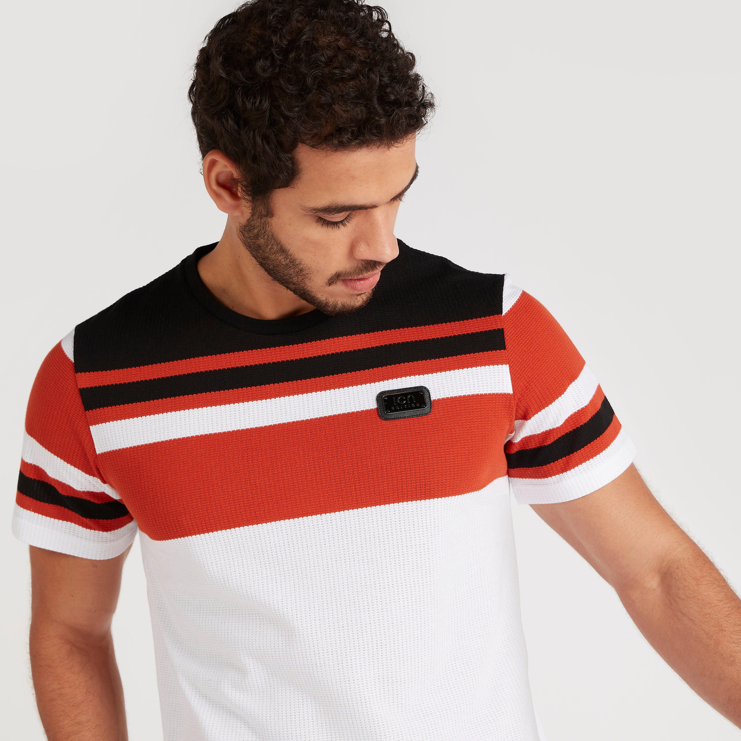 تيشيرت مخطّط بياقة ضيّقة وأكمام قصيرة من آيكونيك-men-clothing-tshirtsandpolos-tshirts-image-5