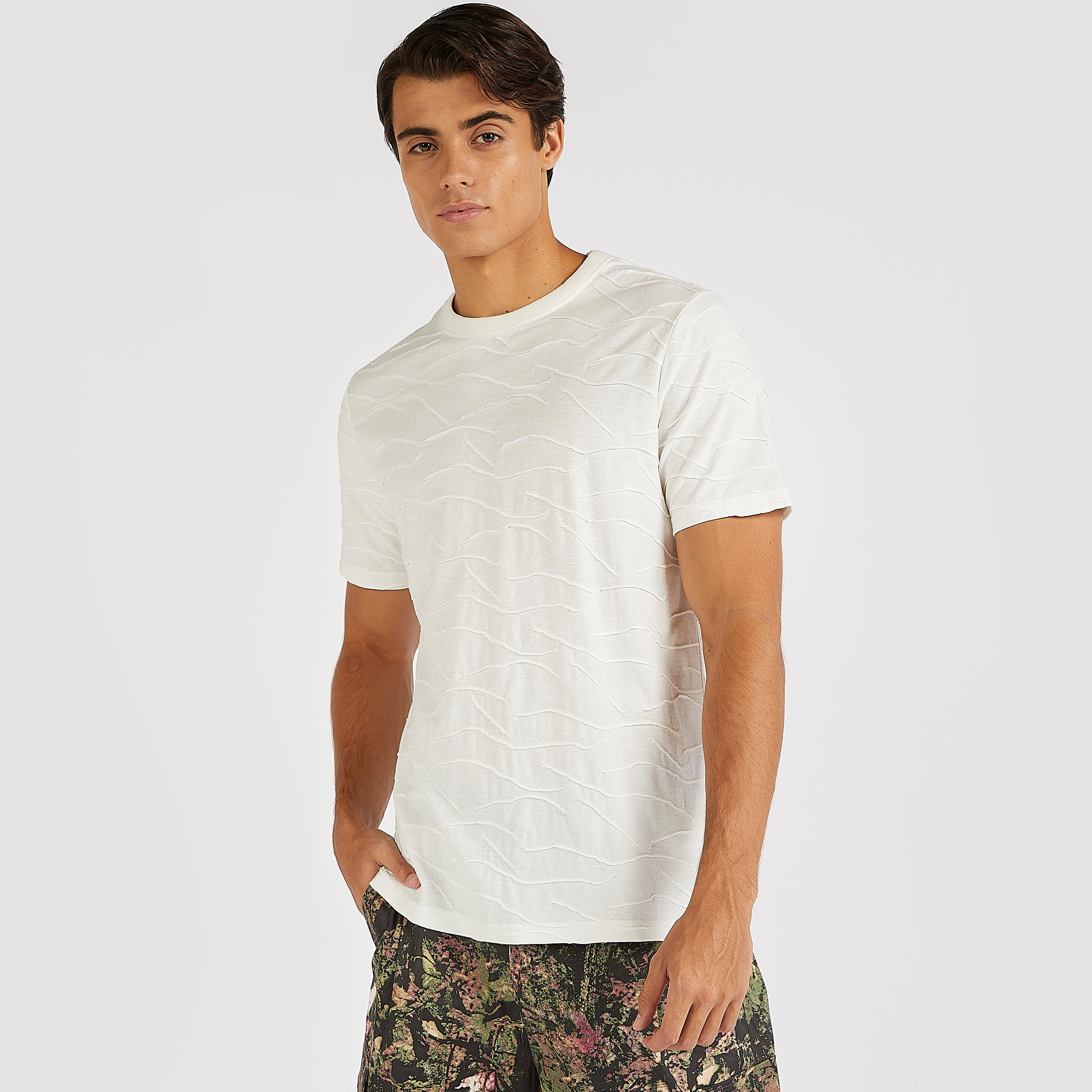 تيشيرت بارز الملمس بياقة ضيّقة وأكمام قصيرة-men-clothing-tshirtsandpolos-tshirts-image-4