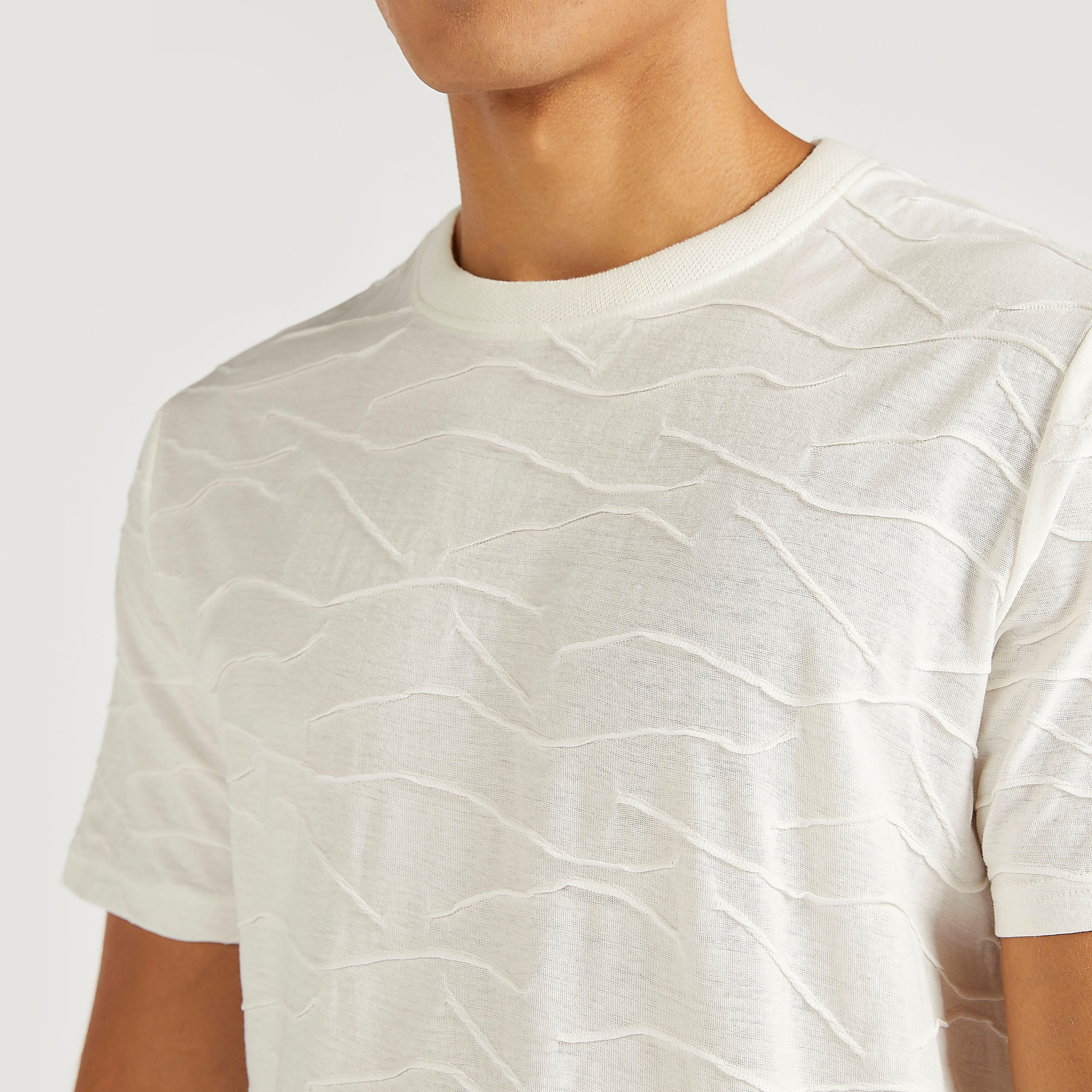 تيشيرت بارز الملمس بياقة ضيّقة وأكمام قصيرة-men-clothing-tshirtsandpolos-tshirts-image-2