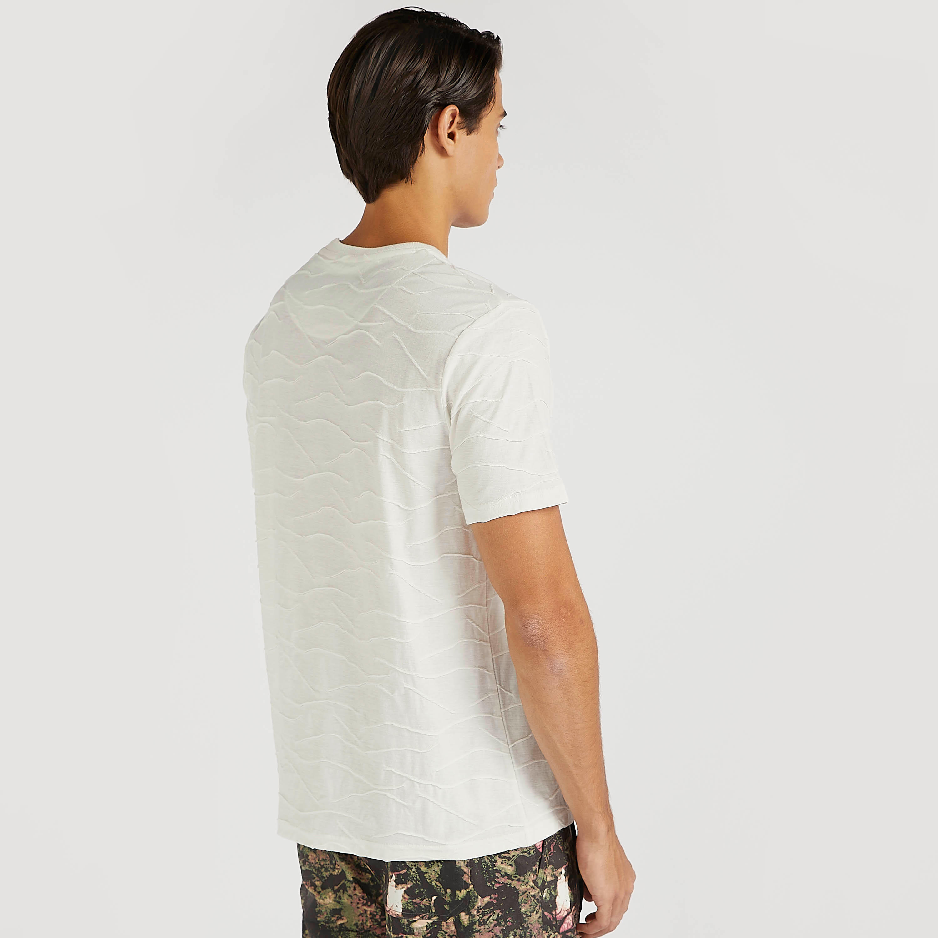 تيشيرت بارز الملمس بياقة ضيّقة وأكمام قصيرة-men-clothing-tshirtsandpolos-tshirts-image-1