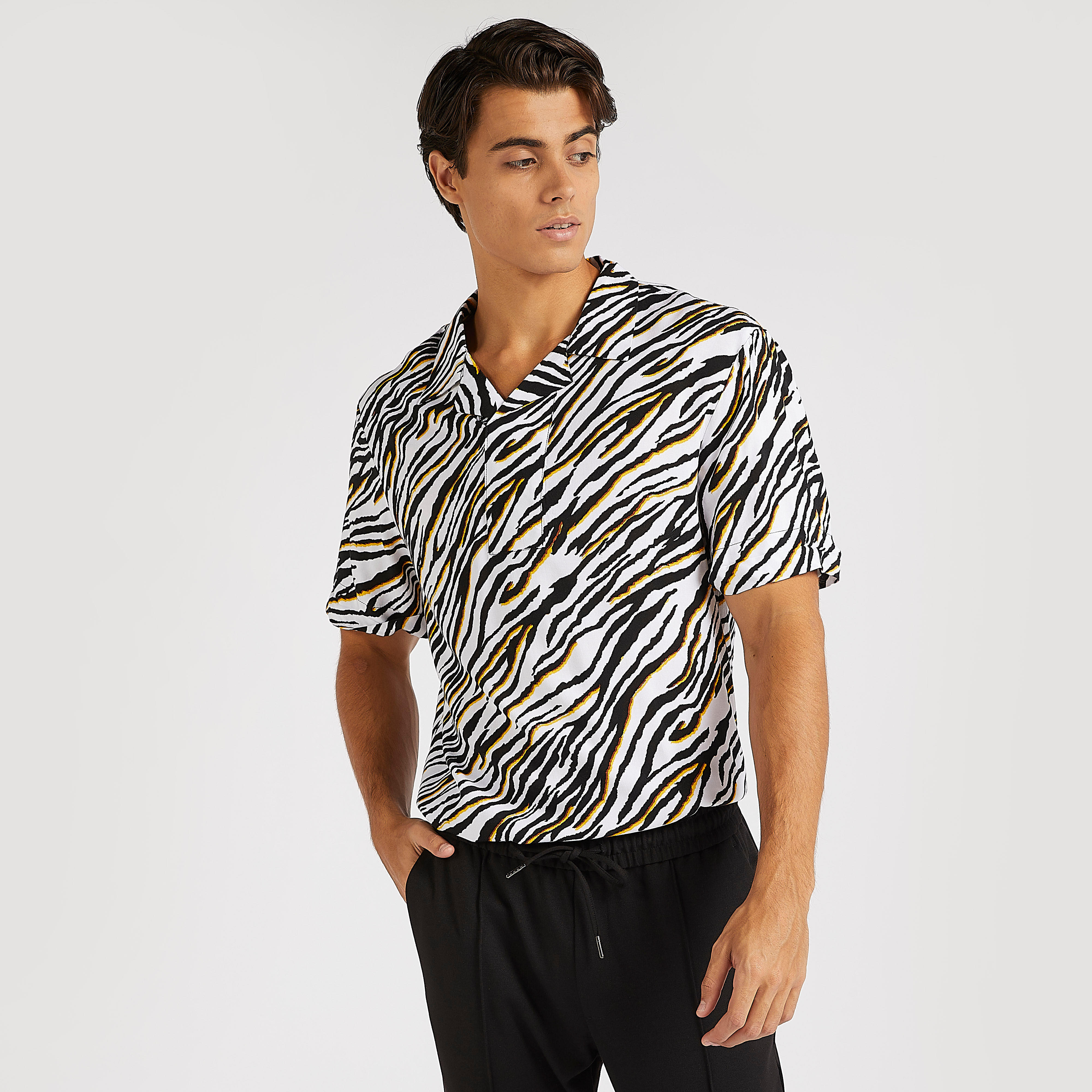 قميص بطبعات حيوانات وياقة كامب من آيكونيك-men-clothing-shirts-image-1