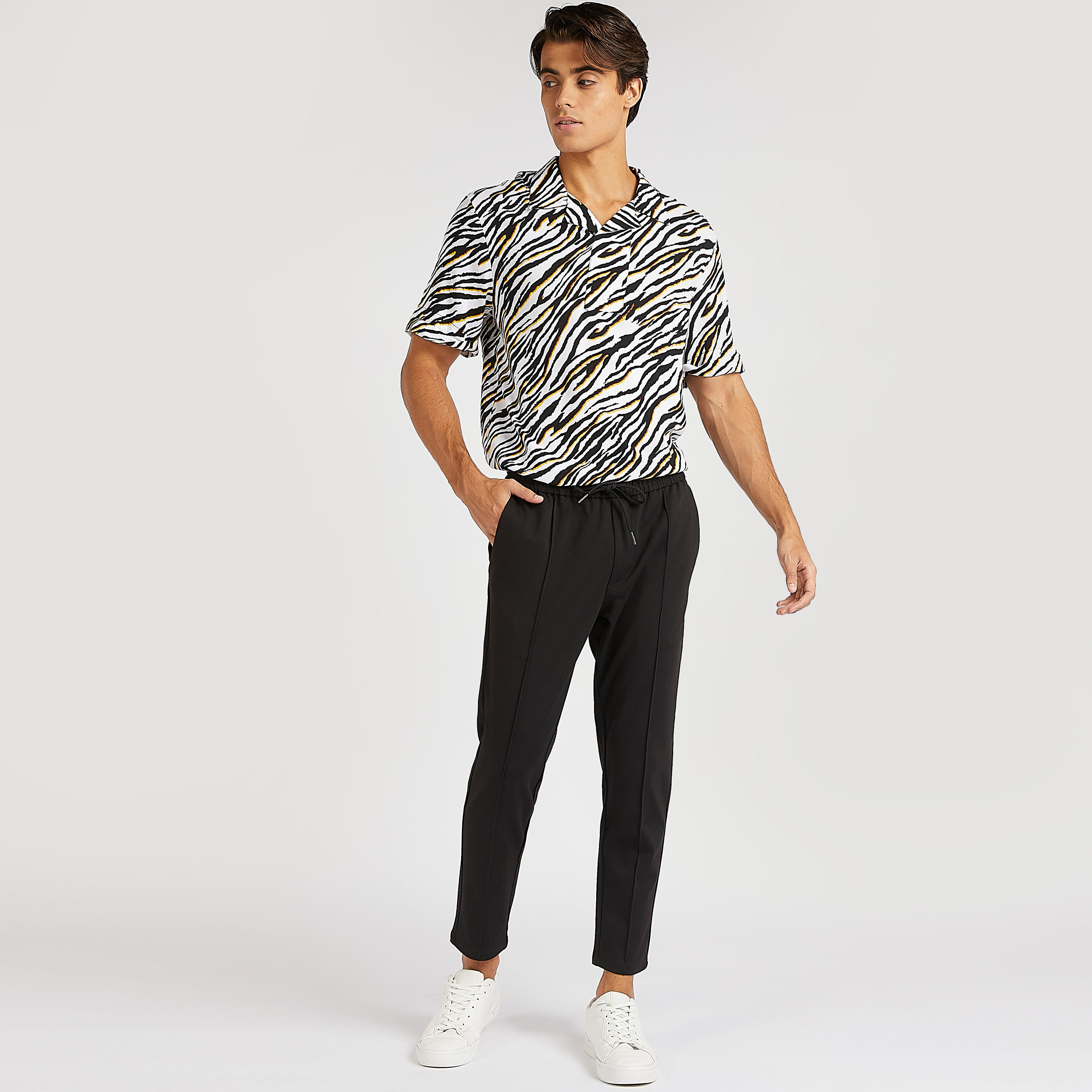 قميص بطبعات حيوانات وياقة كامب من آيكونيك-men-clothing-shirts-image-2