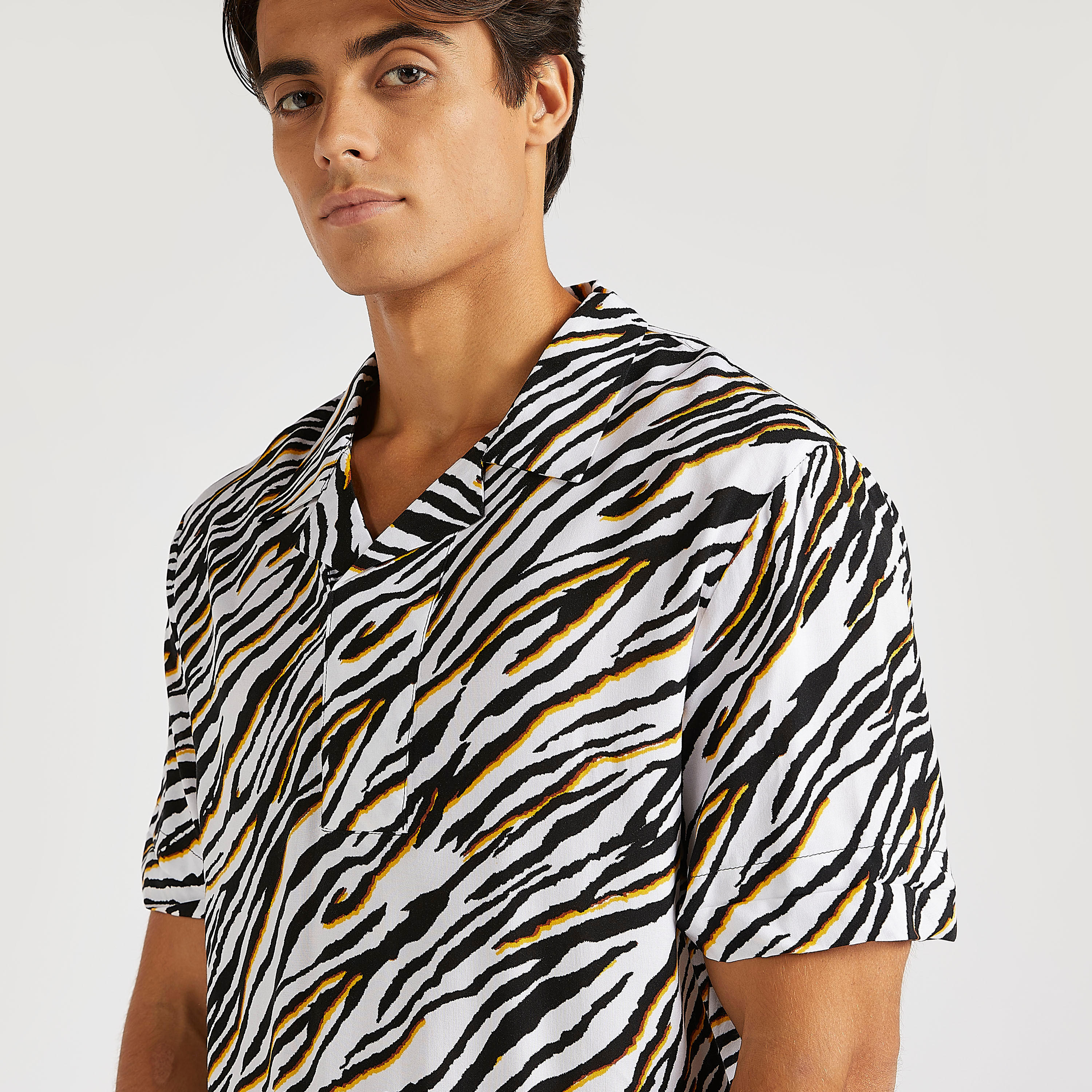قميص بطبعات حيوانات وياقة كامب من آيكونيك-men-clothing-shirts-image-3