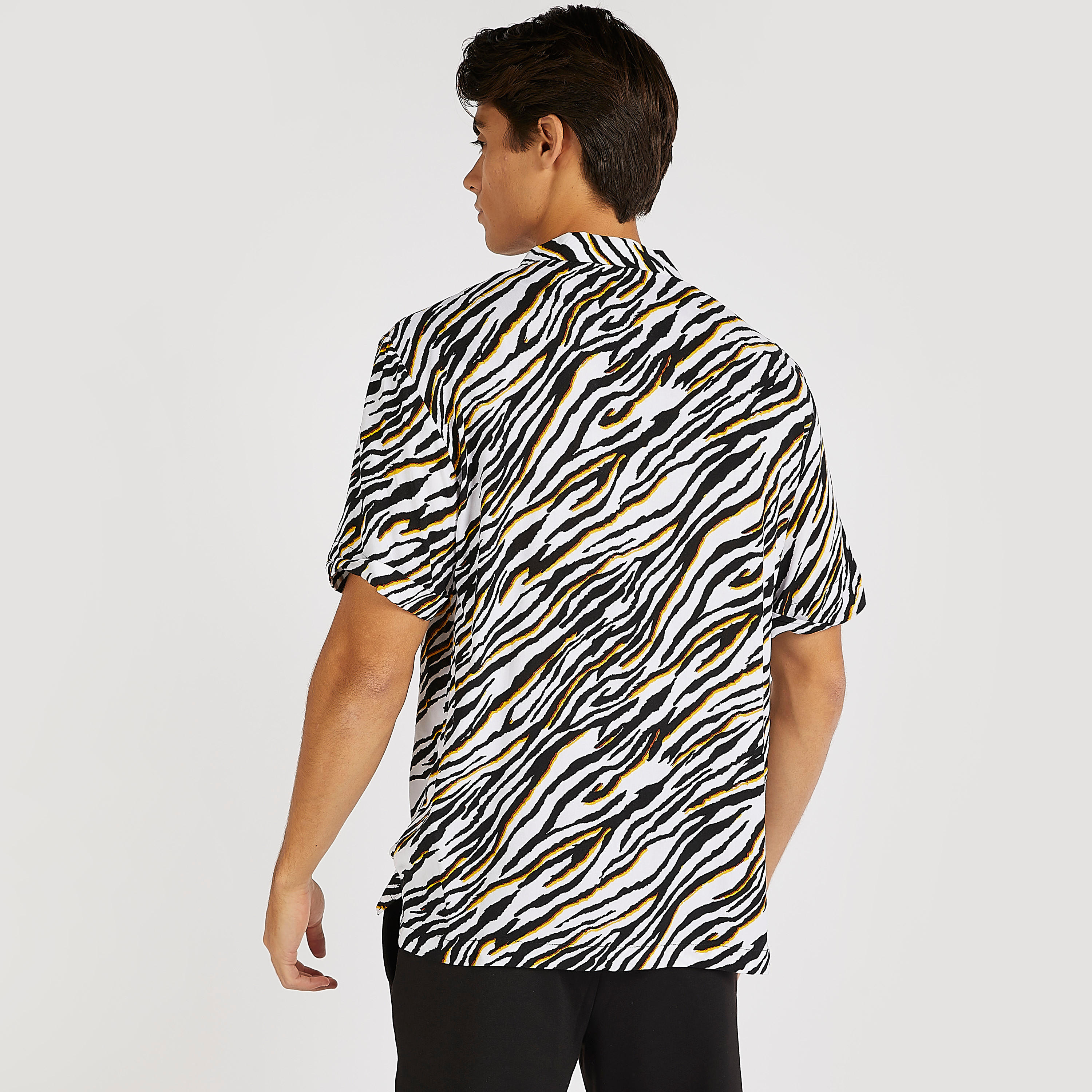 قميص بطبعات حيوانات وياقة كامب من آيكونيك-men-clothing-shirts-image-4