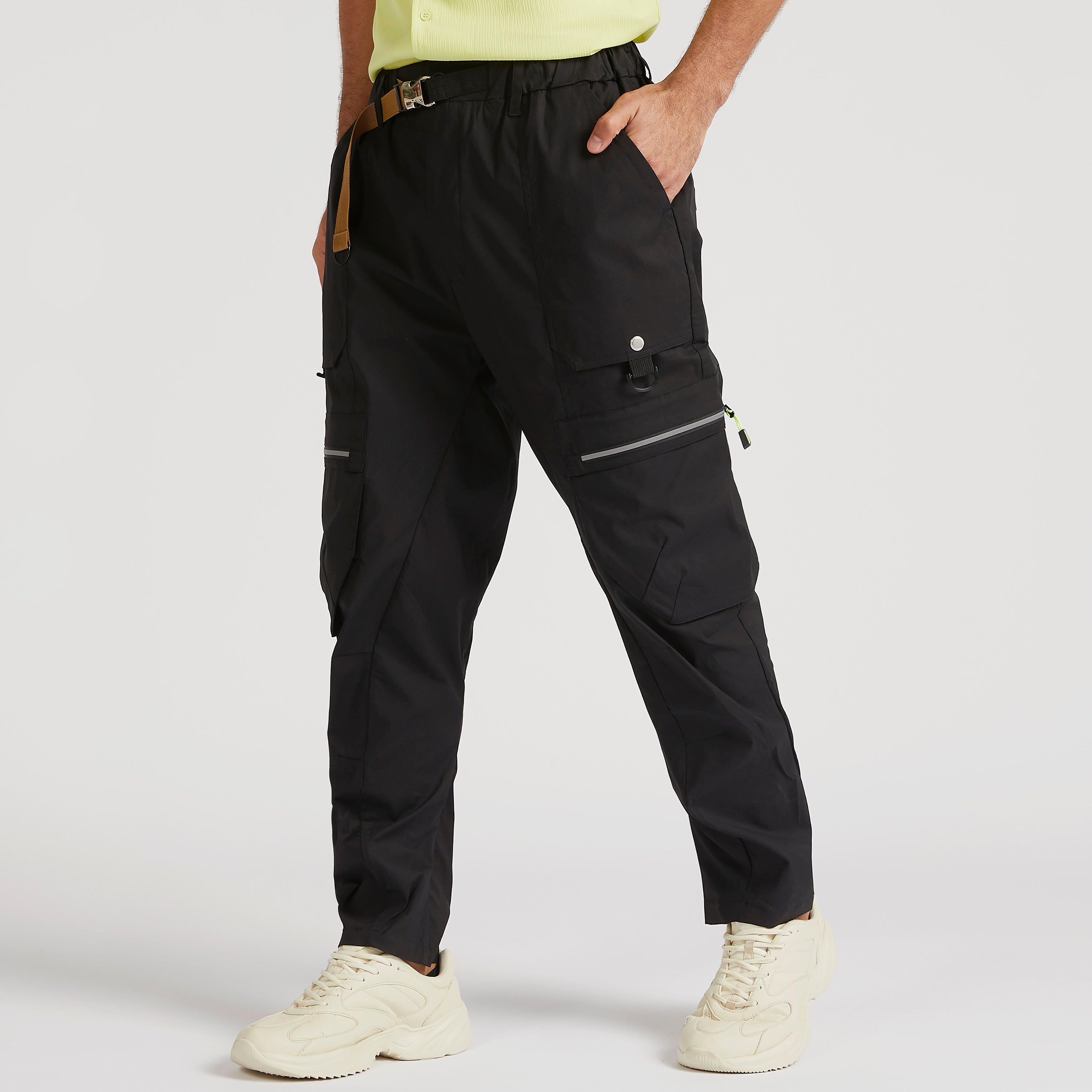 بنطلون رياضي بقصّة سليم وخصر مرن مع إبزيم للإغلاق وجيوب-men-clothing-bottoms-trousersandchinos-trousers-image-1