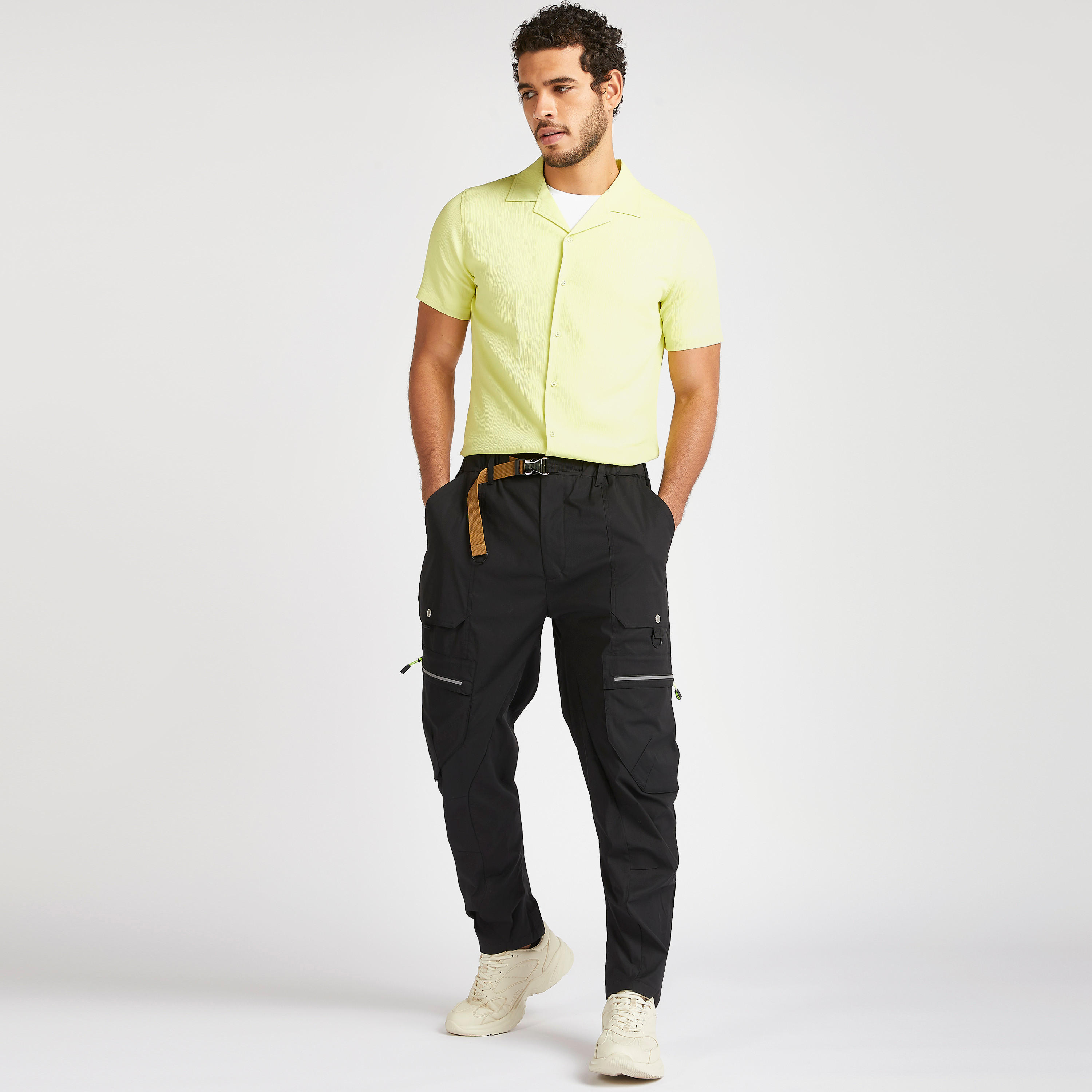 بنطلون رياضي بقصّة سليم وخصر مرن مع إبزيم للإغلاق وجيوب-men-clothing-bottoms-trousersandchinos-trousers-image-2