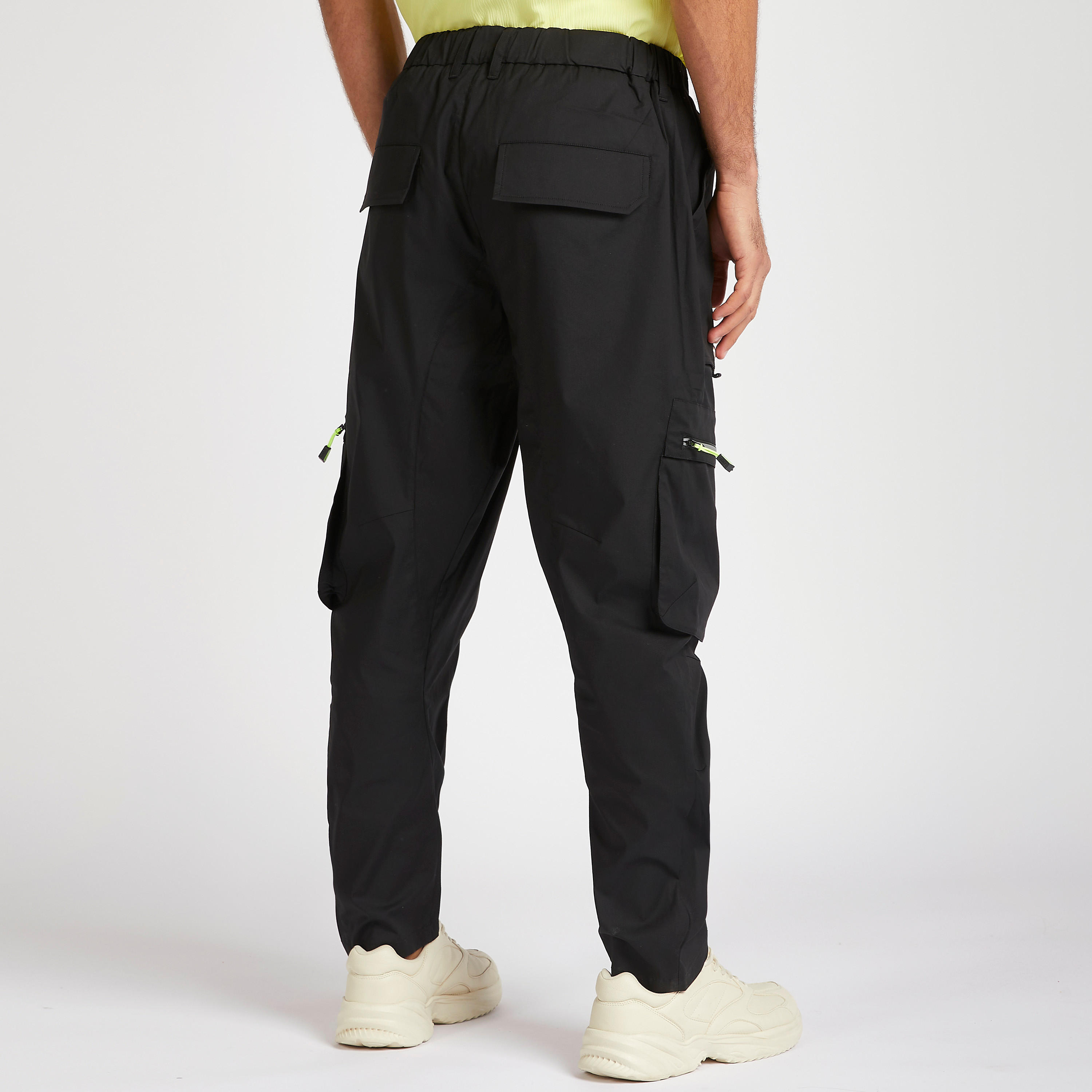 بنطلون رياضي بقصّة سليم وخصر مرن مع إبزيم للإغلاق وجيوب-men-clothing-bottoms-trousersandchinos-trousers-image-4