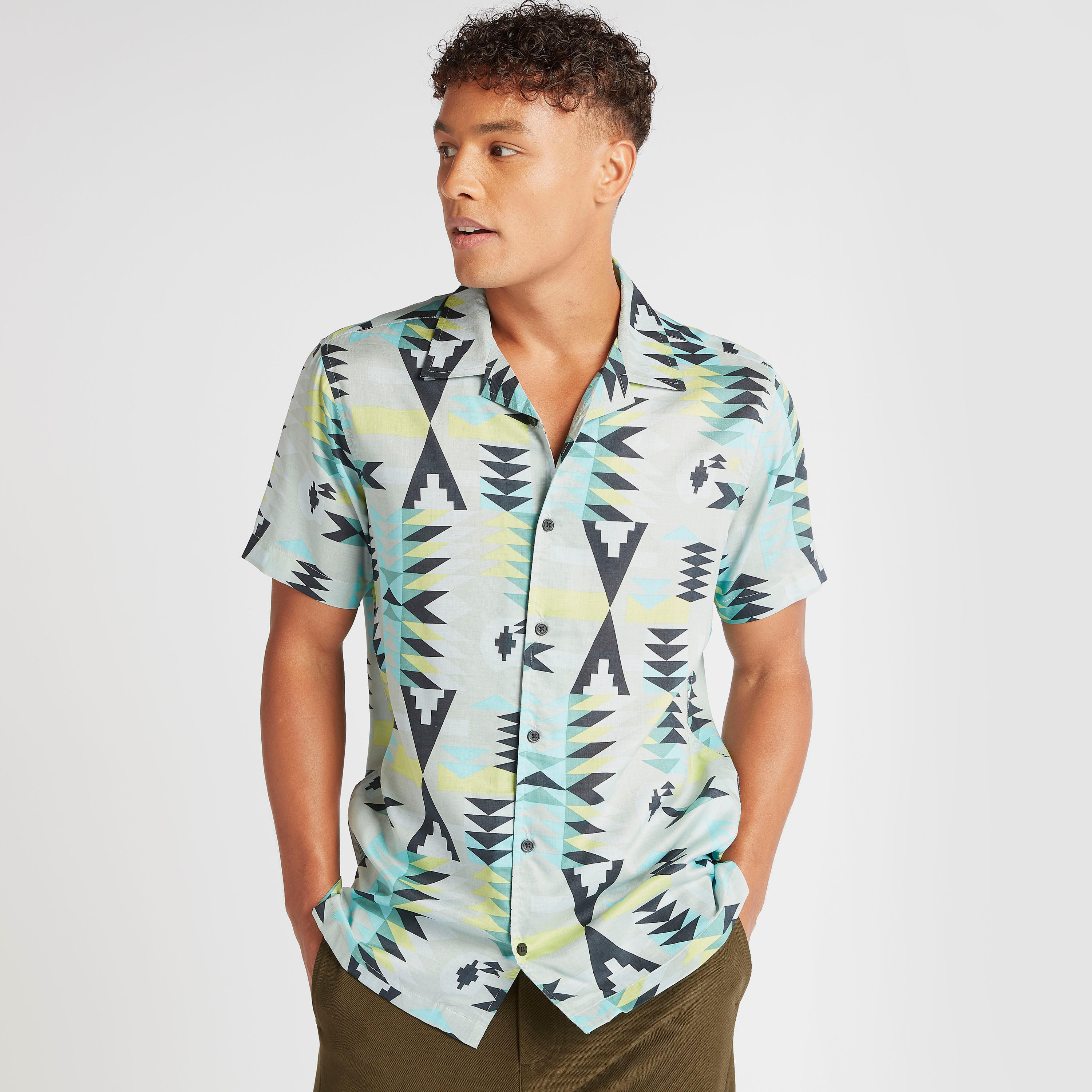 قميص بياقة كامب وأكمام قصيرة وطبعات من آيكونيك-men-clothing-shirts-image-1