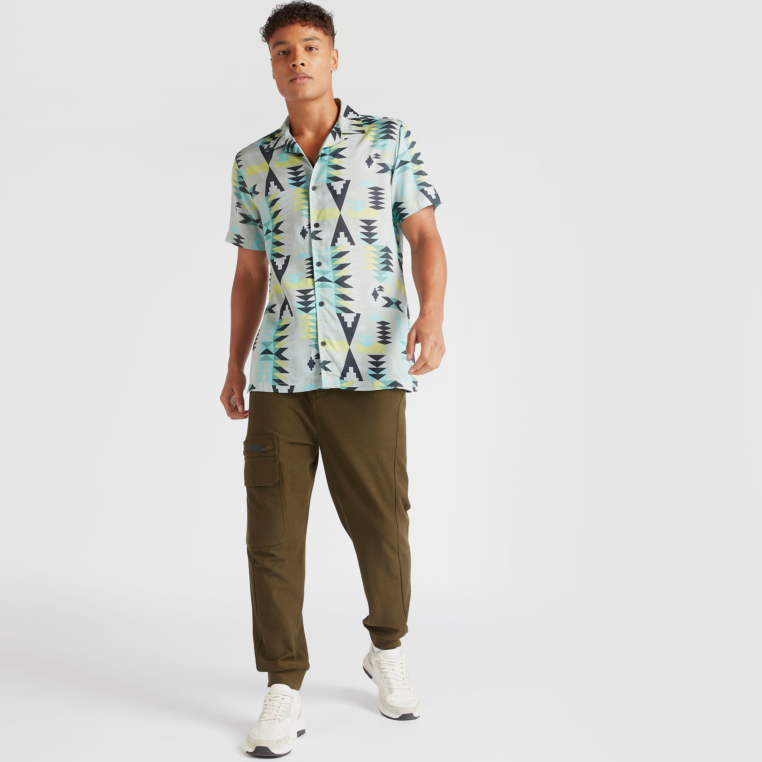 قميص بياقة كامب وأكمام قصيرة وطبعات من آيكونيك-men-clothing-shirts-image-2