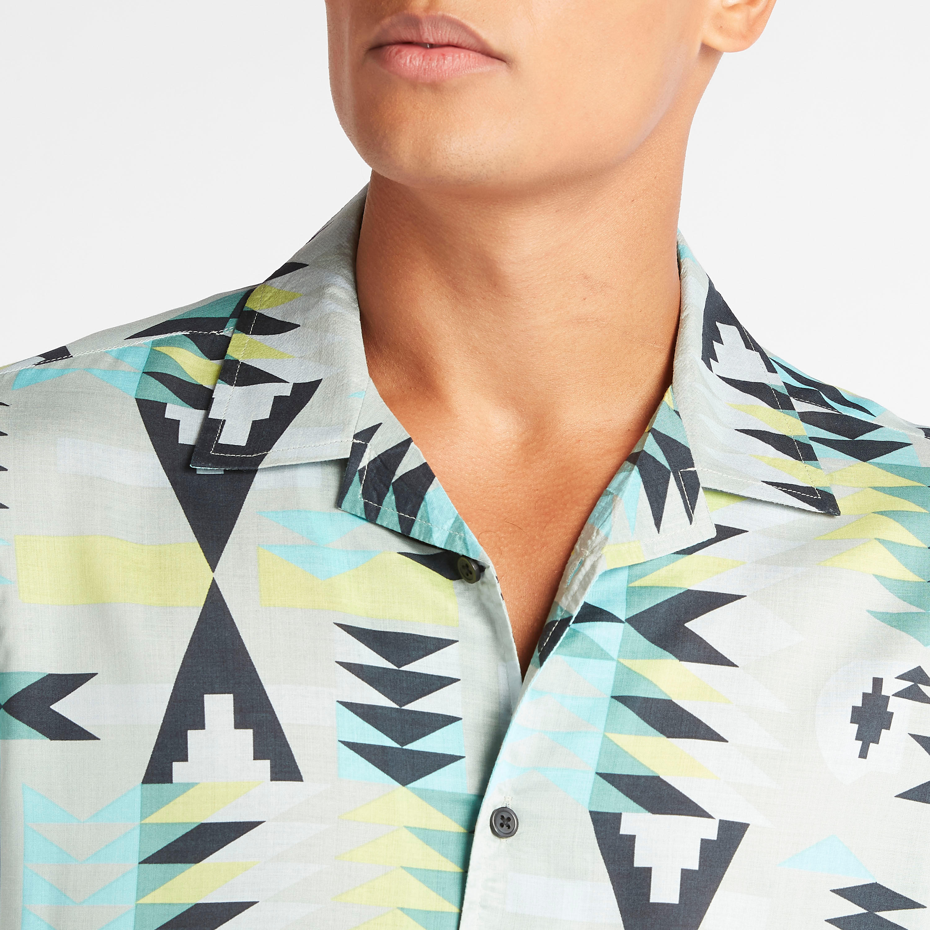 قميص بياقة كامب وأكمام قصيرة وطبعات من آيكونيك-men-clothing-shirts-image-3