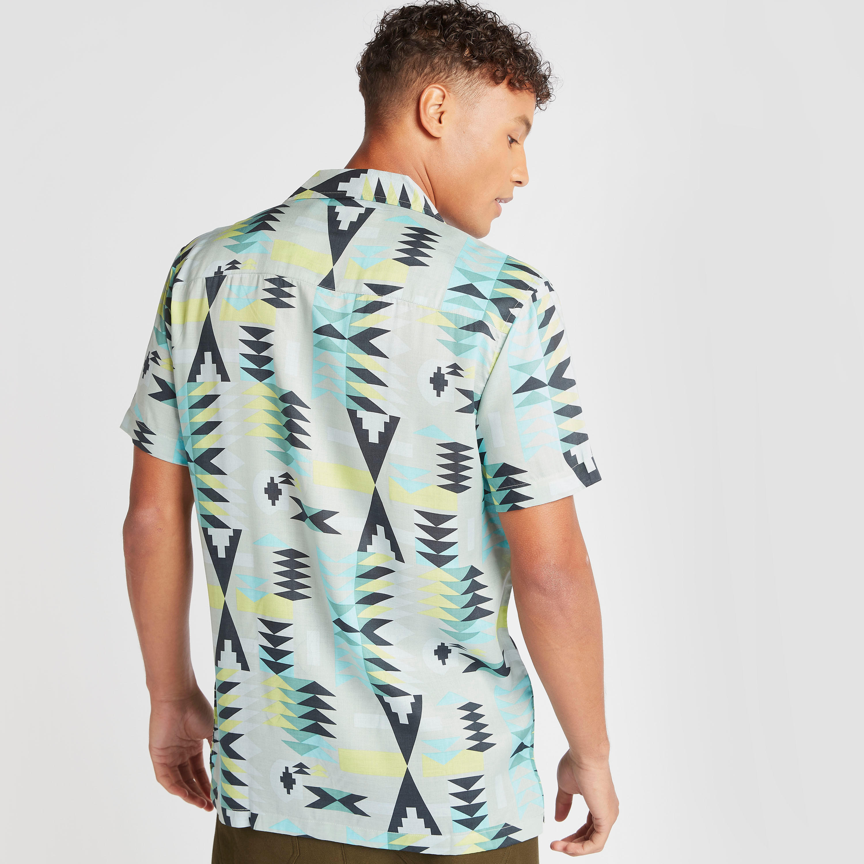 قميص بياقة كامب وأكمام قصيرة وطبعات من آيكونيك-men-clothing-shirts-image-4