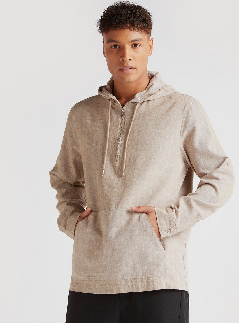 قميص بارز الملمس بقبّعة وأكمام طويلة وجيب كنغر من آيكونيك-men-clothing-shirts-image-1