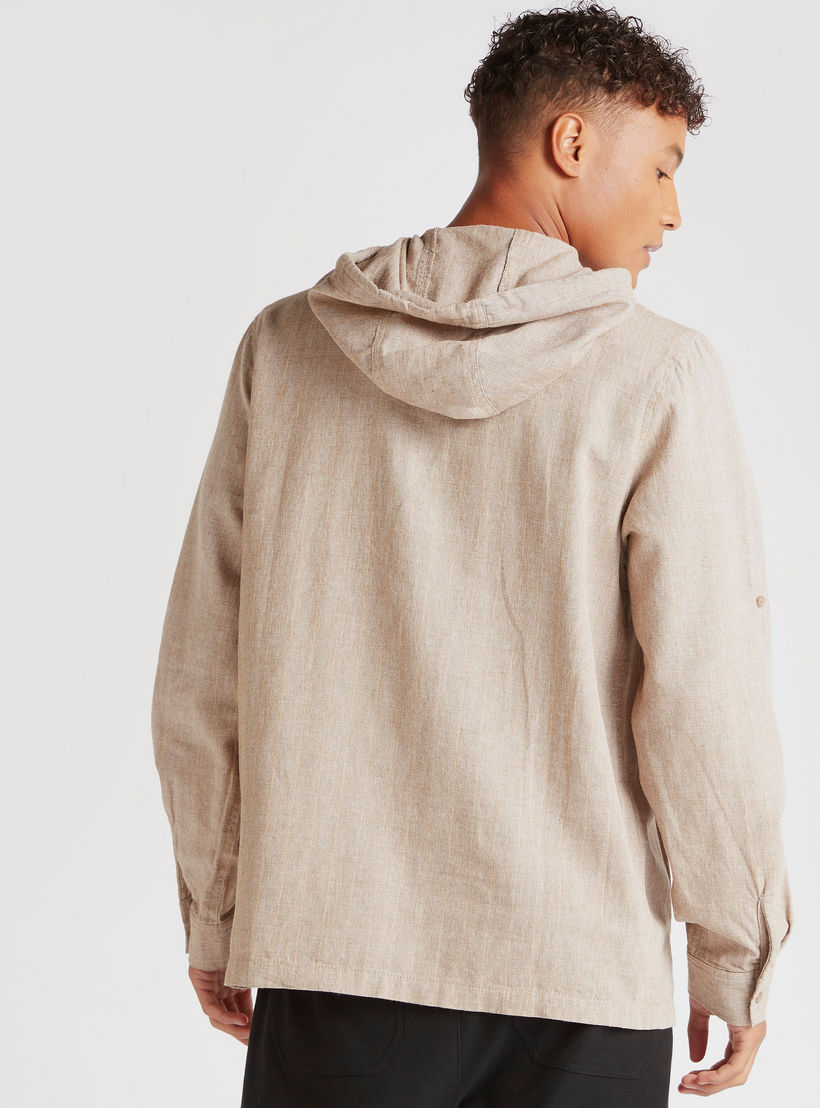قميص بارز الملمس بقبّعة وأكمام طويلة وجيب كنغر من آيكونيك-men-clothing-shirts-image-4
