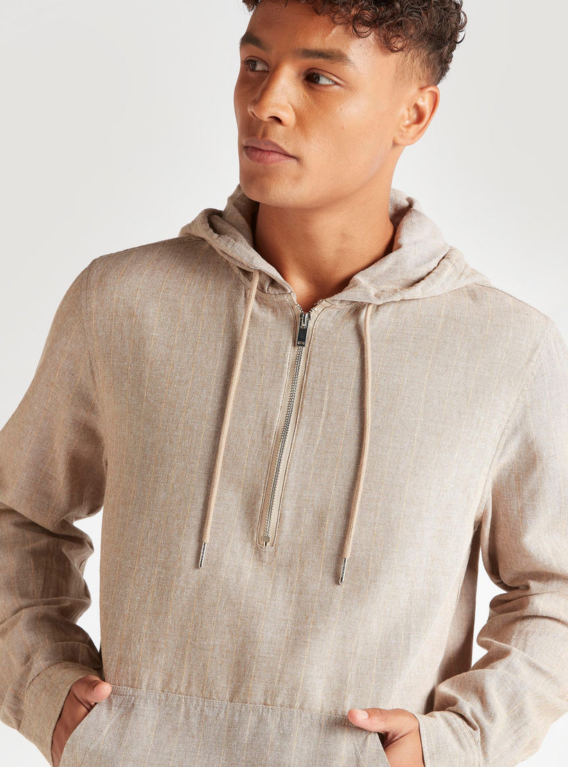 قميص بارز الملمس بقبّعة وأكمام طويلة وجيب كنغر من آيكونيك-men-clothing-shirts-image-6