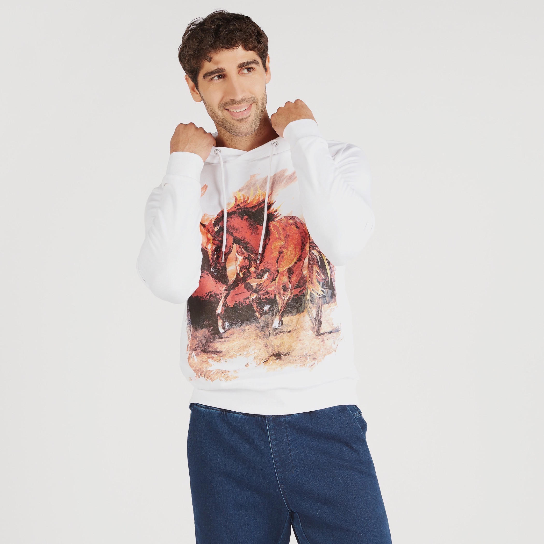 سويت شيرت بقبّعة وأكمام طويلة وطبعات من آيكونيك-men-winterwear-hoodiesandsweatshirts-image-1