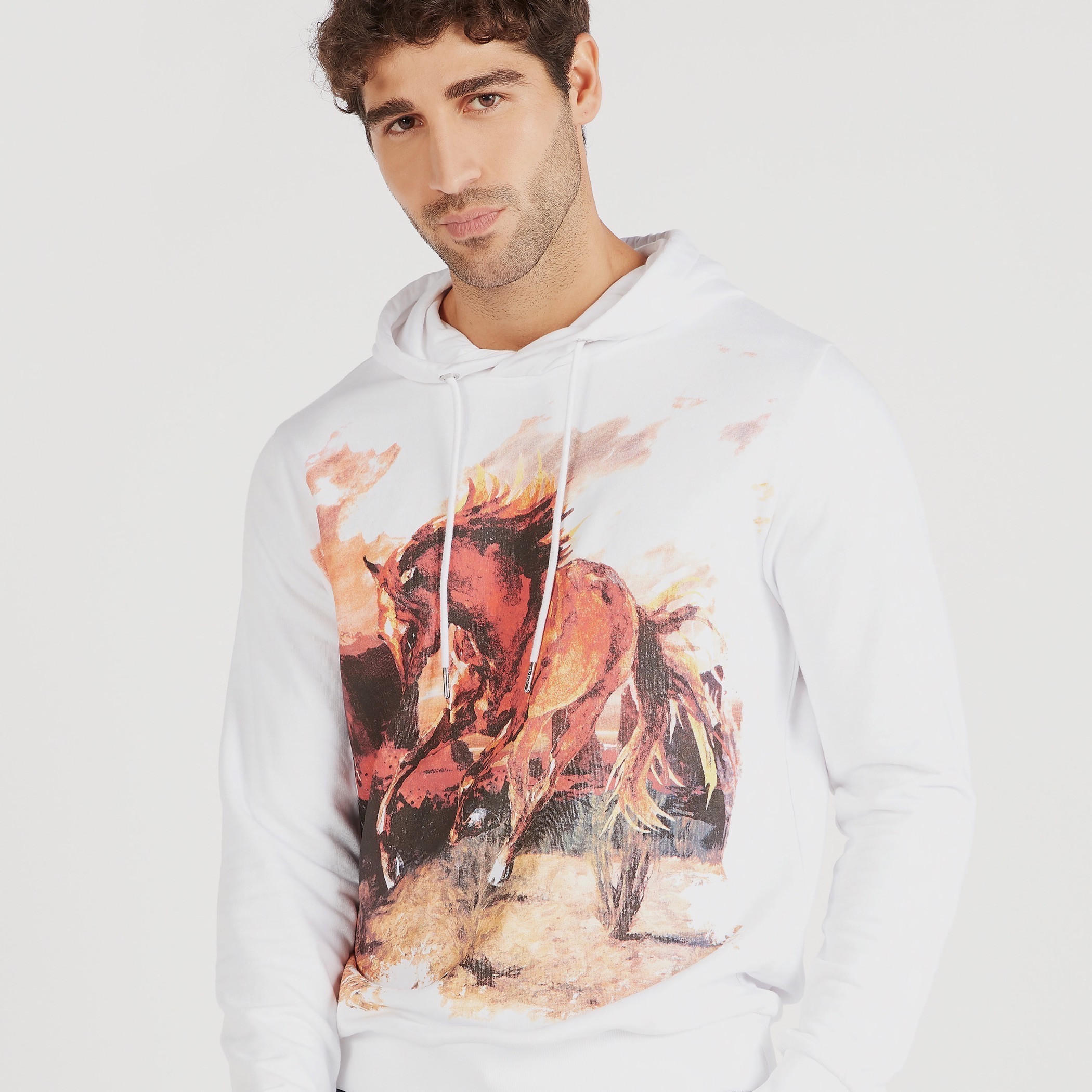 سويت شيرت بقبّعة وأكمام طويلة وطبعات من آيكونيك-men-winterwear-hoodiesandsweatshirts-image-3