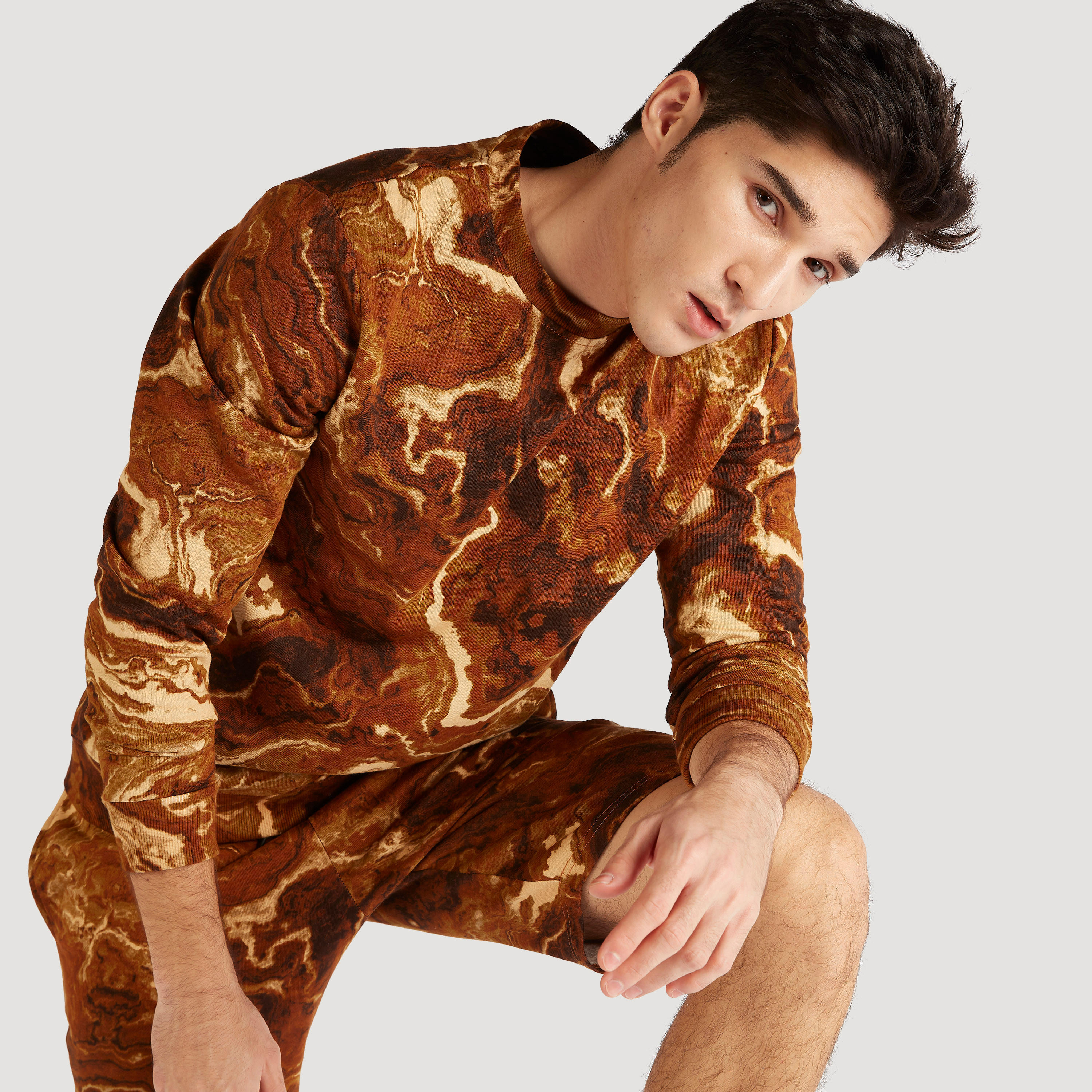 سويت شيرت بياقة ضيّقة وأكمام طويلة وطبعات-men-winterwear-hoodiesandsweatshirts-image-7