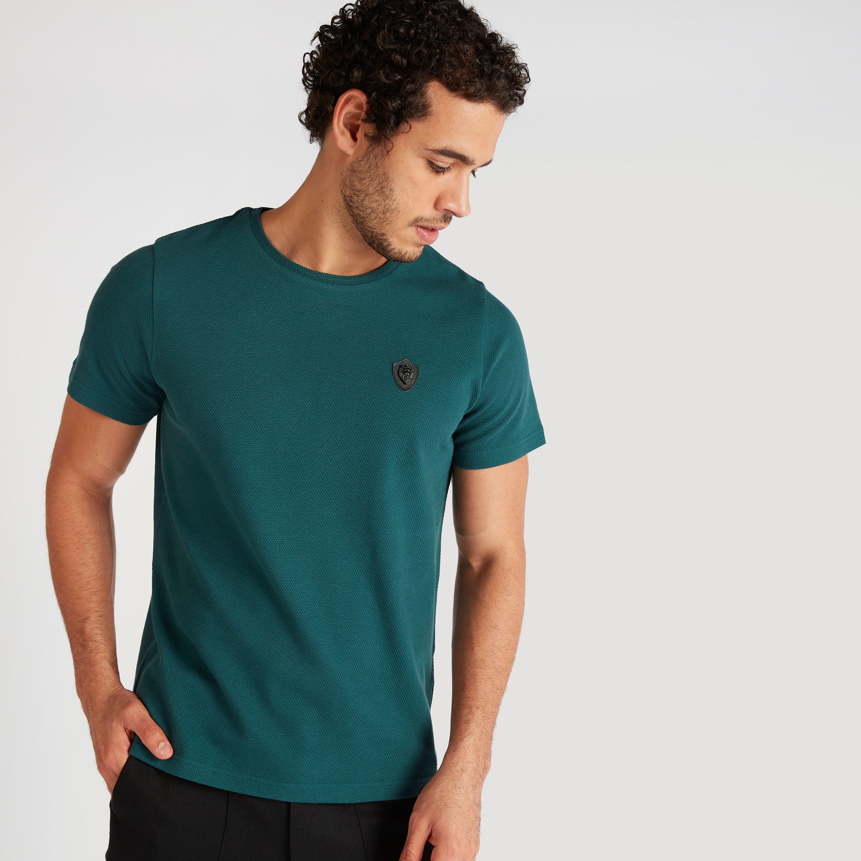 تيشيرت بارز الملمس بياقة ضيّقة وأكمام قصيرة من آيكونيك-men-clothing-tshirtsandpolos-tshirts-image-1