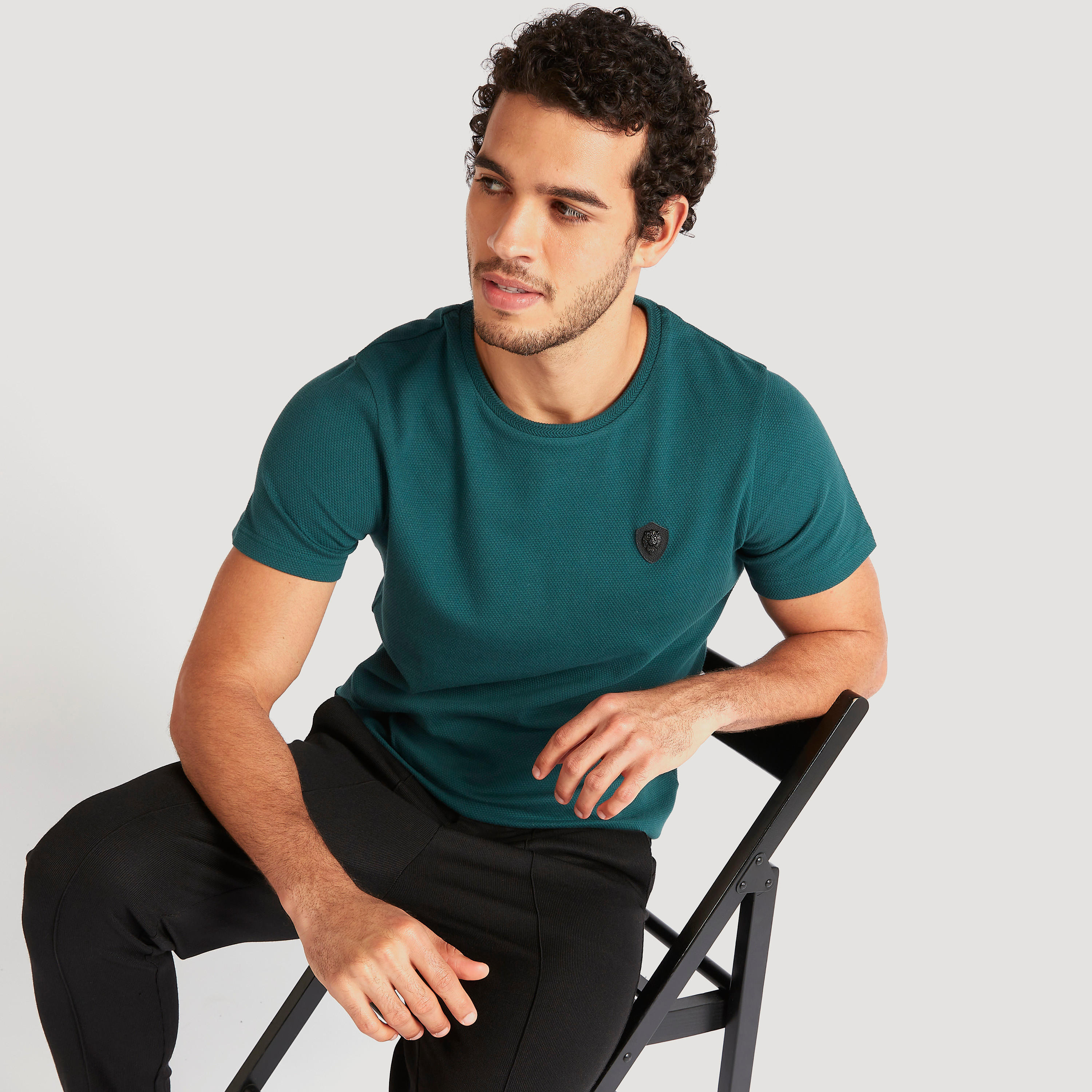 تيشيرت بارز الملمس بياقة ضيّقة وأكمام قصيرة من آيكونيك-men-clothing-tshirtsandpolos-tshirts-image-5