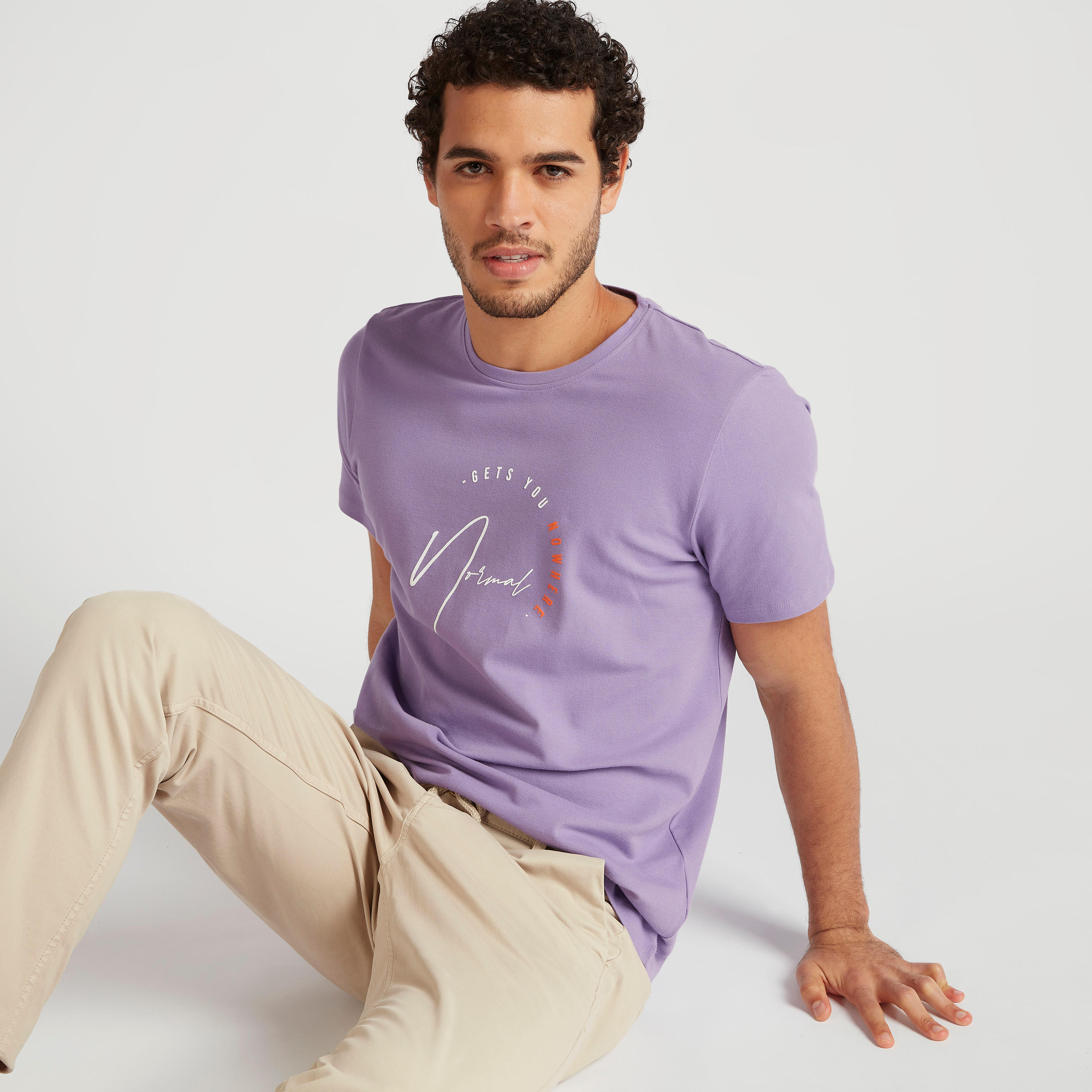 تيشيرت بياقة ضيّقة وأكمام قصيرة وطبعات من آيكونيك-men-clothing-tshirtsandpolos-tshirts-image-6