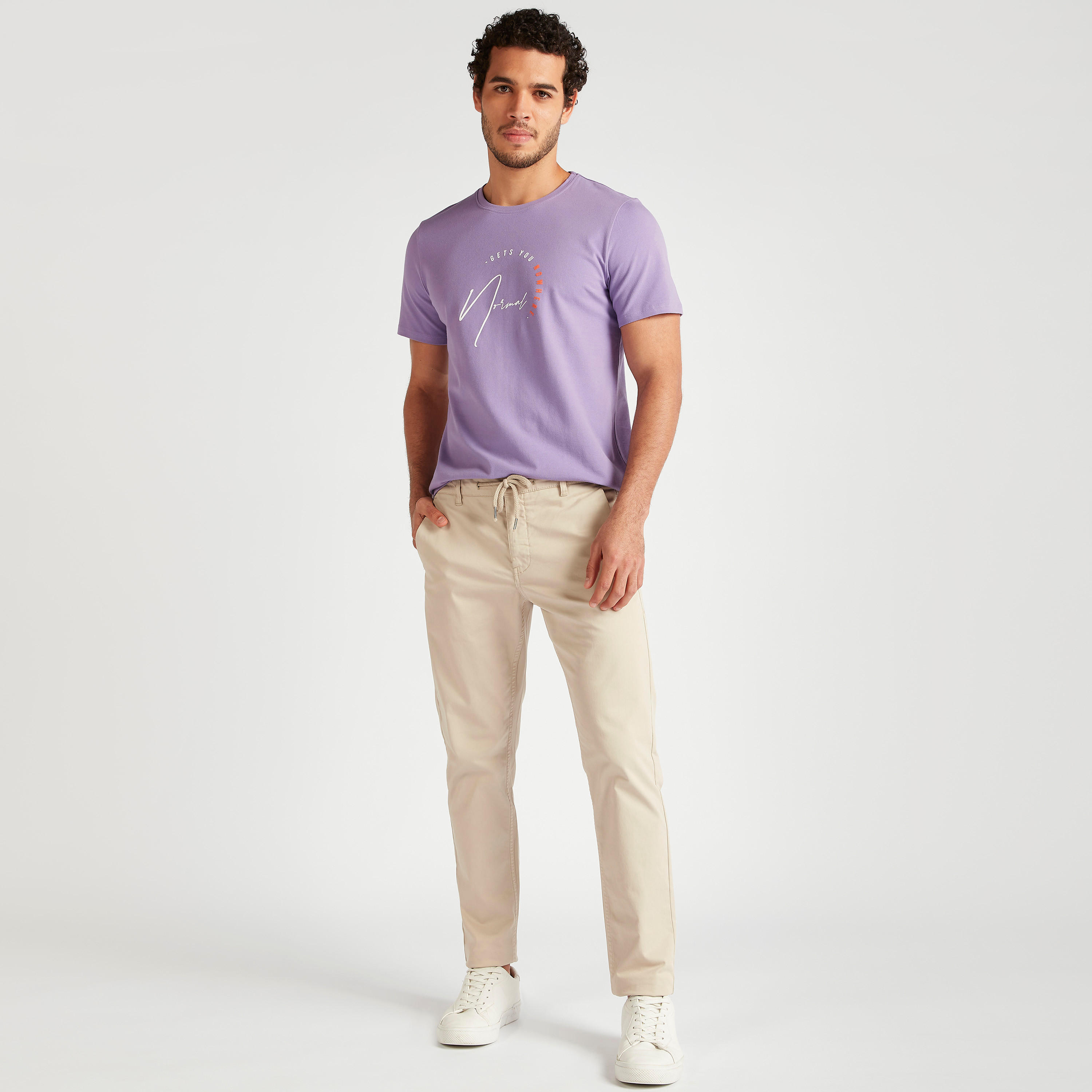 تيشيرت بياقة ضيّقة وأكمام قصيرة وطبعات من آيكونيك-men-clothing-tshirtsandpolos-tshirts-image-5