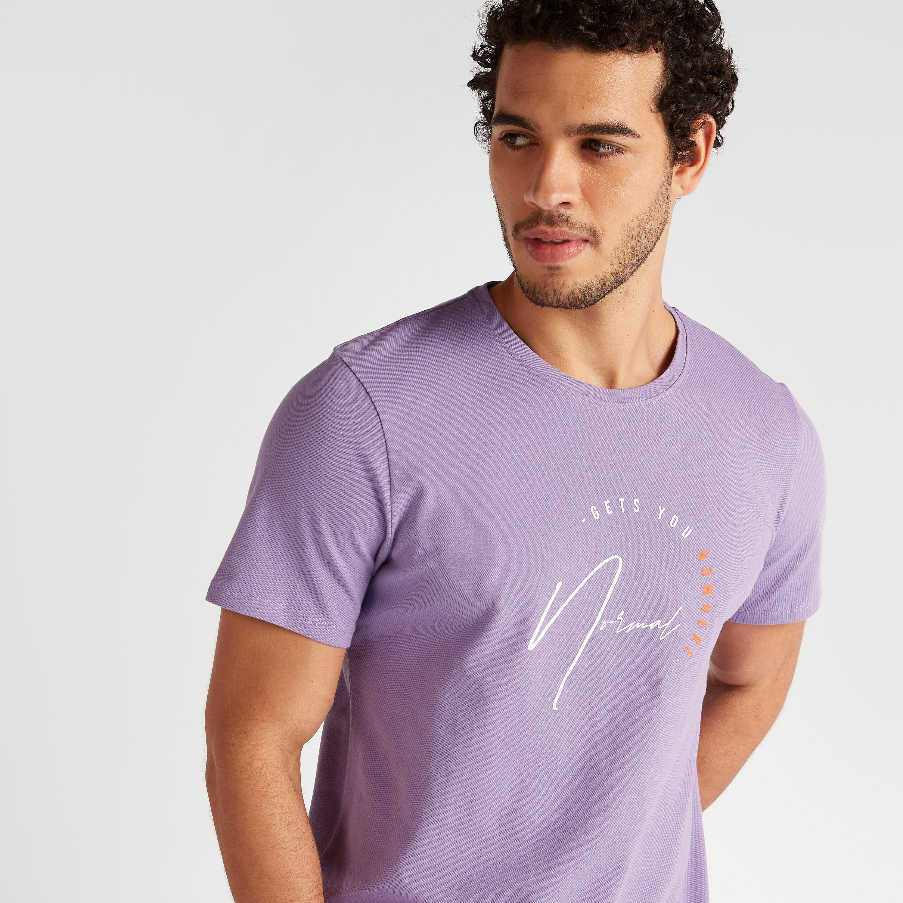 تيشيرت بياقة ضيّقة وأكمام قصيرة وطبعات من آيكونيك-men-clothing-tshirtsandpolos-tshirts-image-1