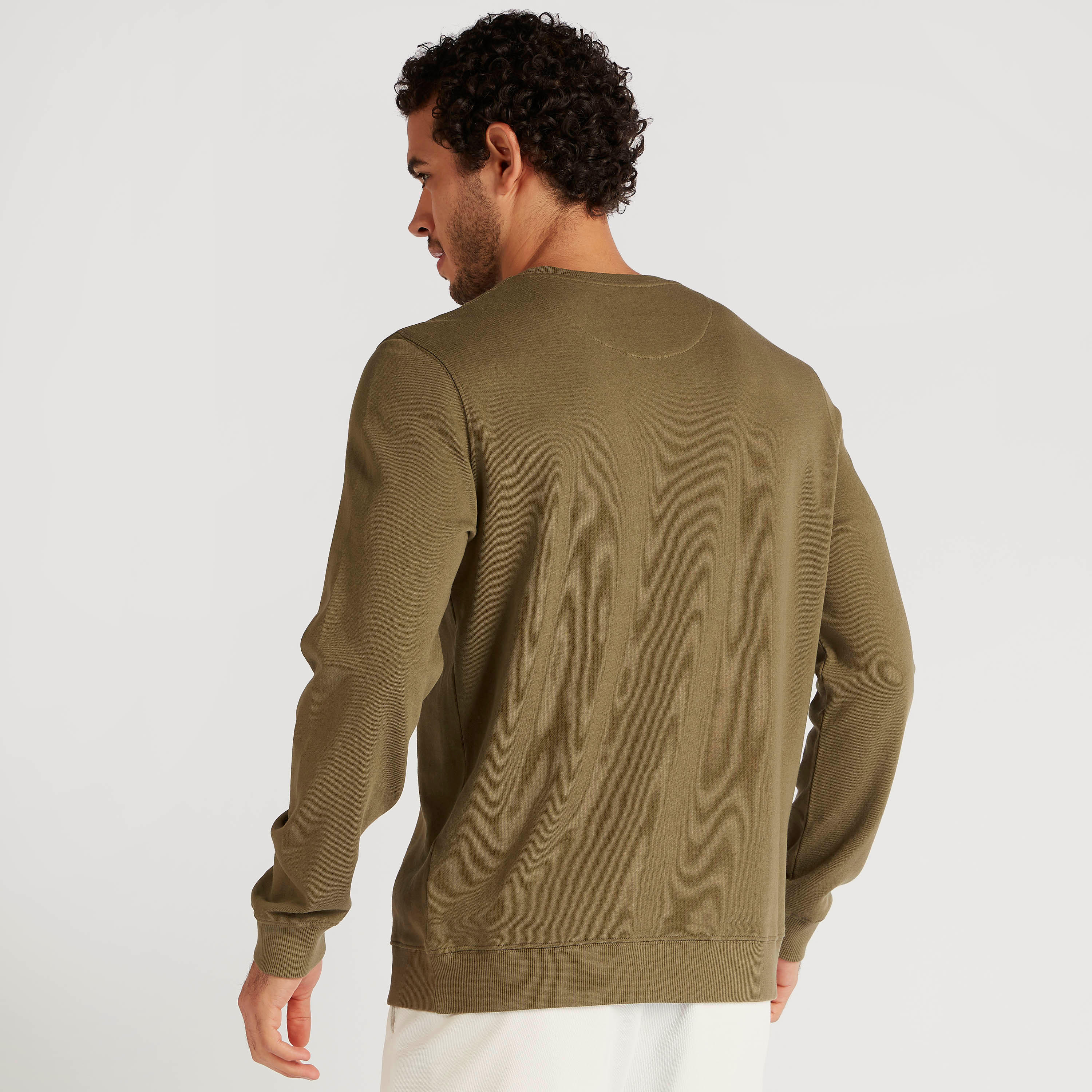 سويت شيرت مطرز بياقة ضيقة وأكمام طويلة-men-winterwear-hoodiesandsweatshirts-image-4