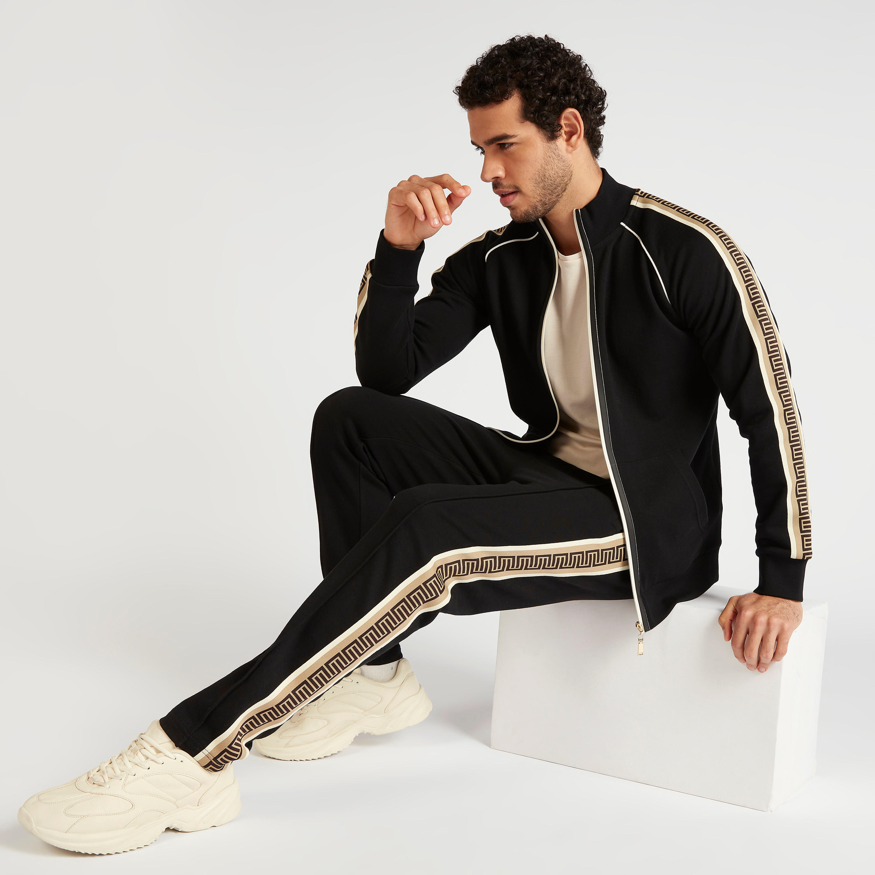 جاكيت بسحّاب وأكمام طويلة من آيكونيك-men-clothing-jacketsandblazers-jackets-image-5