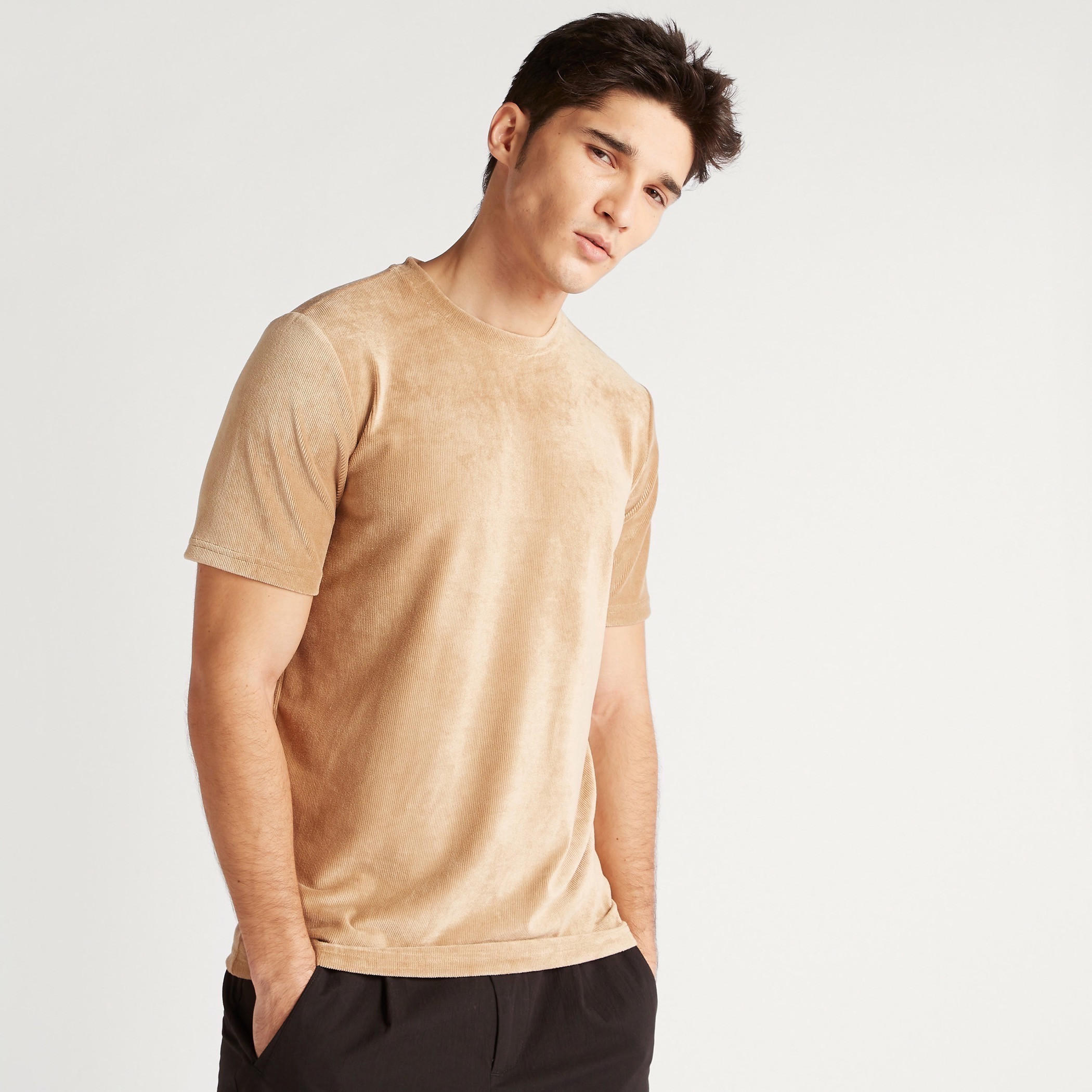 تيشيرت بارز الملمس بياقة ضيّقة وأكمام قصيرة-men-clothing-tshirtsandpolos-tshirts-image-1