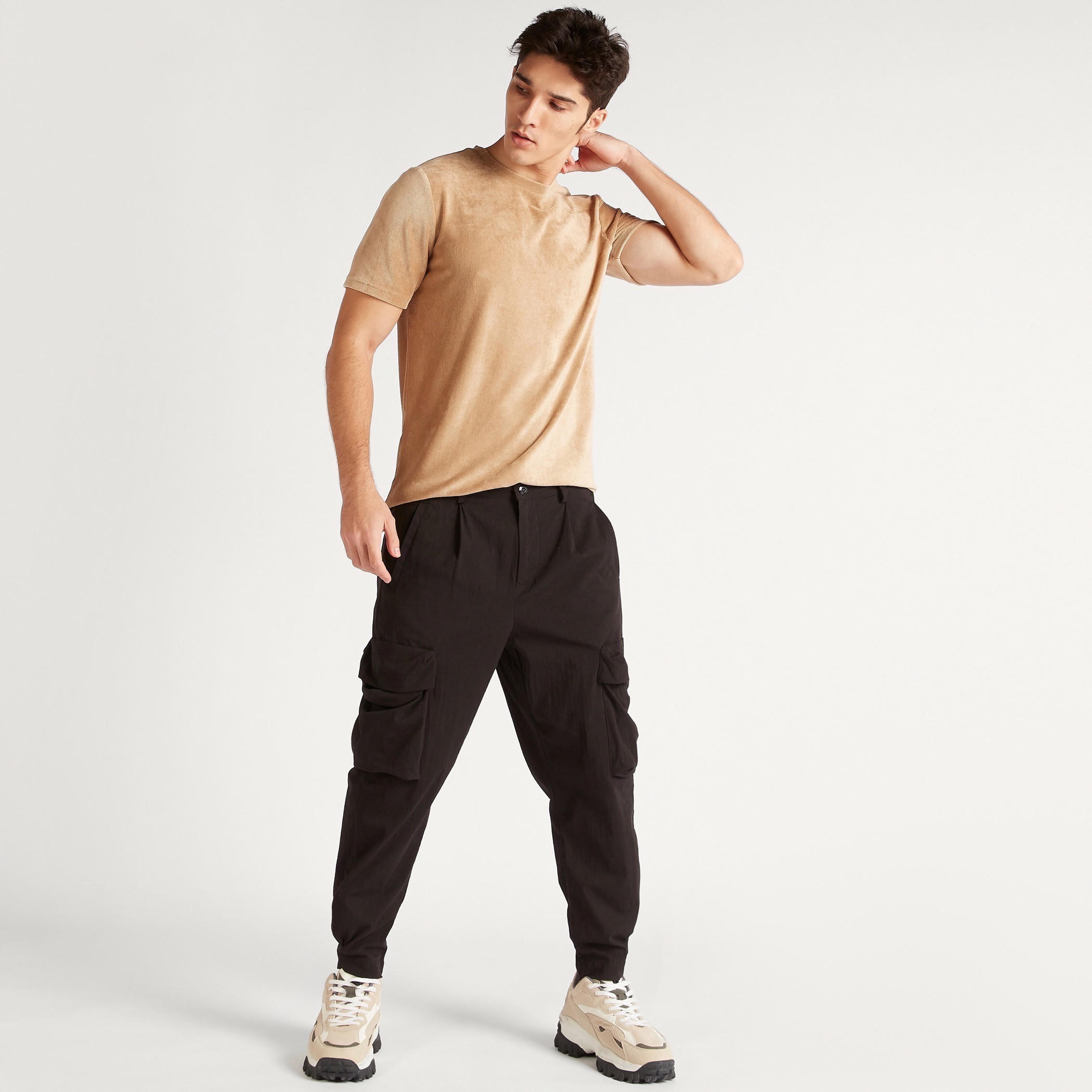 تيشيرت بارز الملمس بياقة ضيّقة وأكمام قصيرة-men-clothing-tshirtsandpolos-tshirts-image-2
