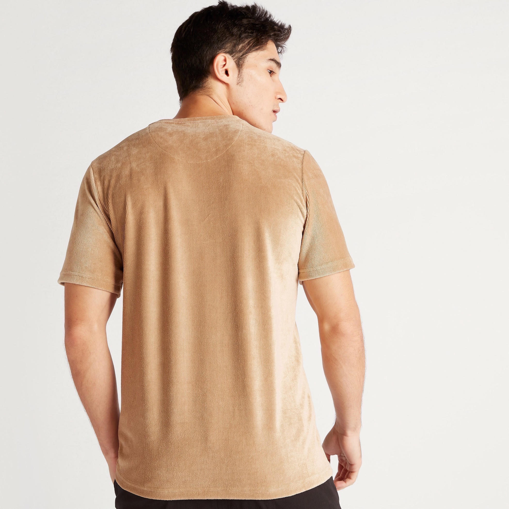 تيشيرت بارز الملمس بياقة ضيّقة وأكمام قصيرة-men-clothing-tshirtsandpolos-tshirts-image-4