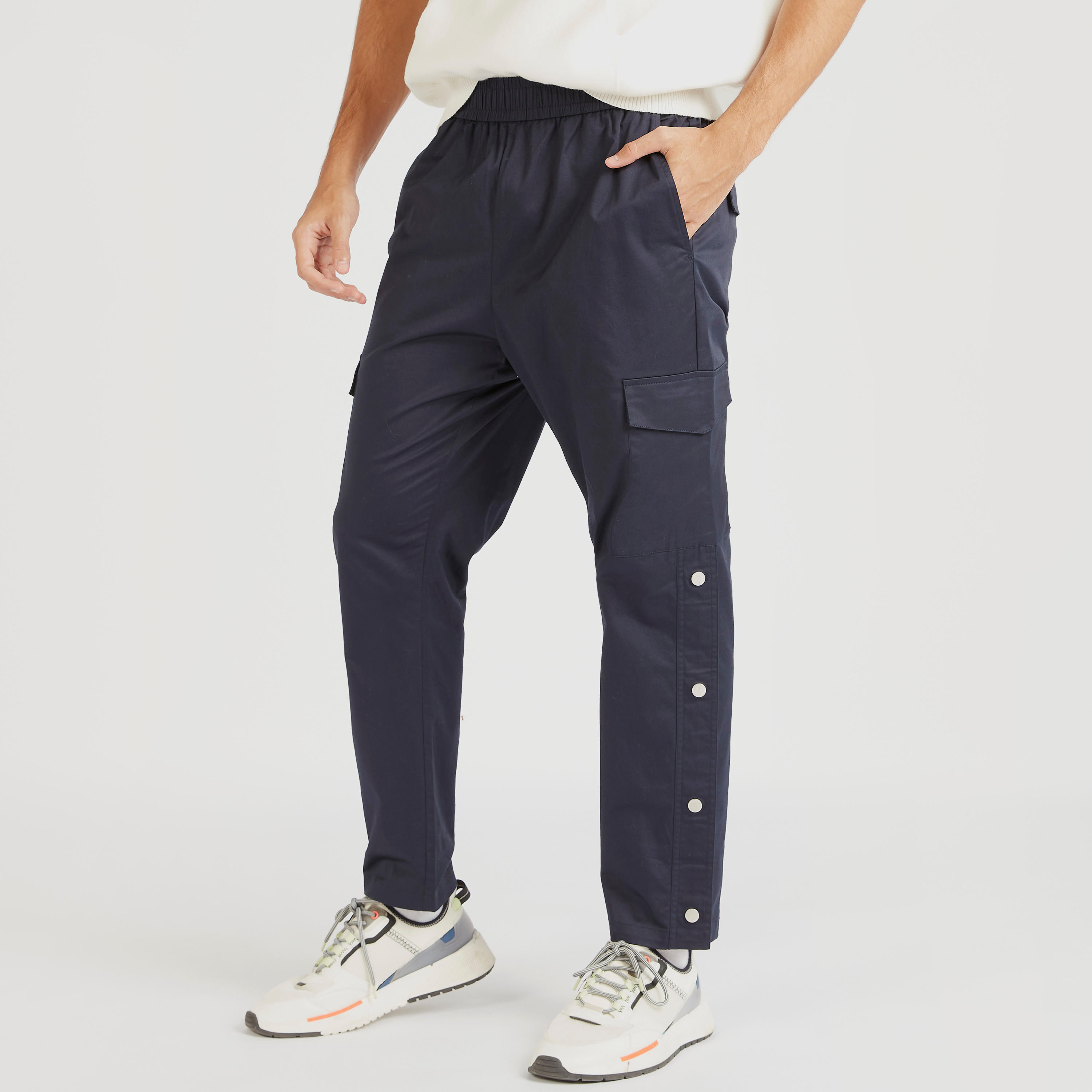 بنطلون كارجو سادة بخصر مطّاطي وجيوب-men-clothing-bottoms-trousersandchinos-trousers-image-4