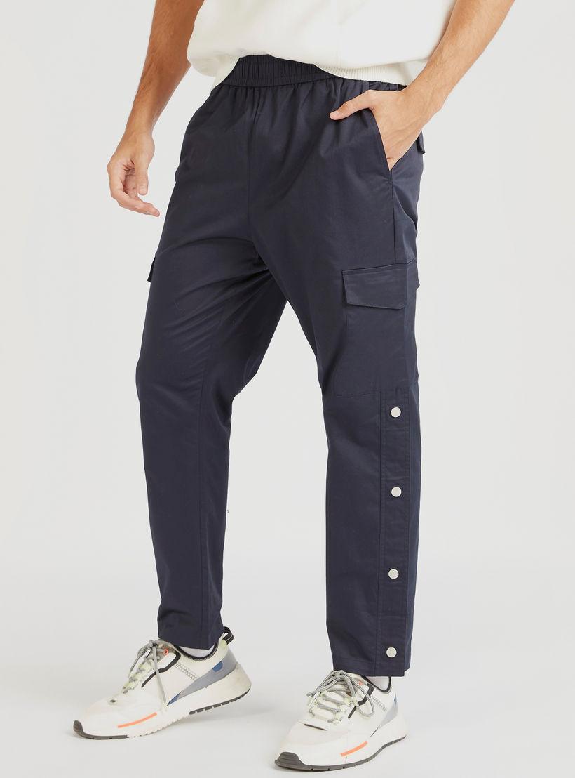 بنطلون كارجو سادة بخصر مطّاطي وجيوب-men-clothing-bottoms-trousersandchinos-trousers-image-4