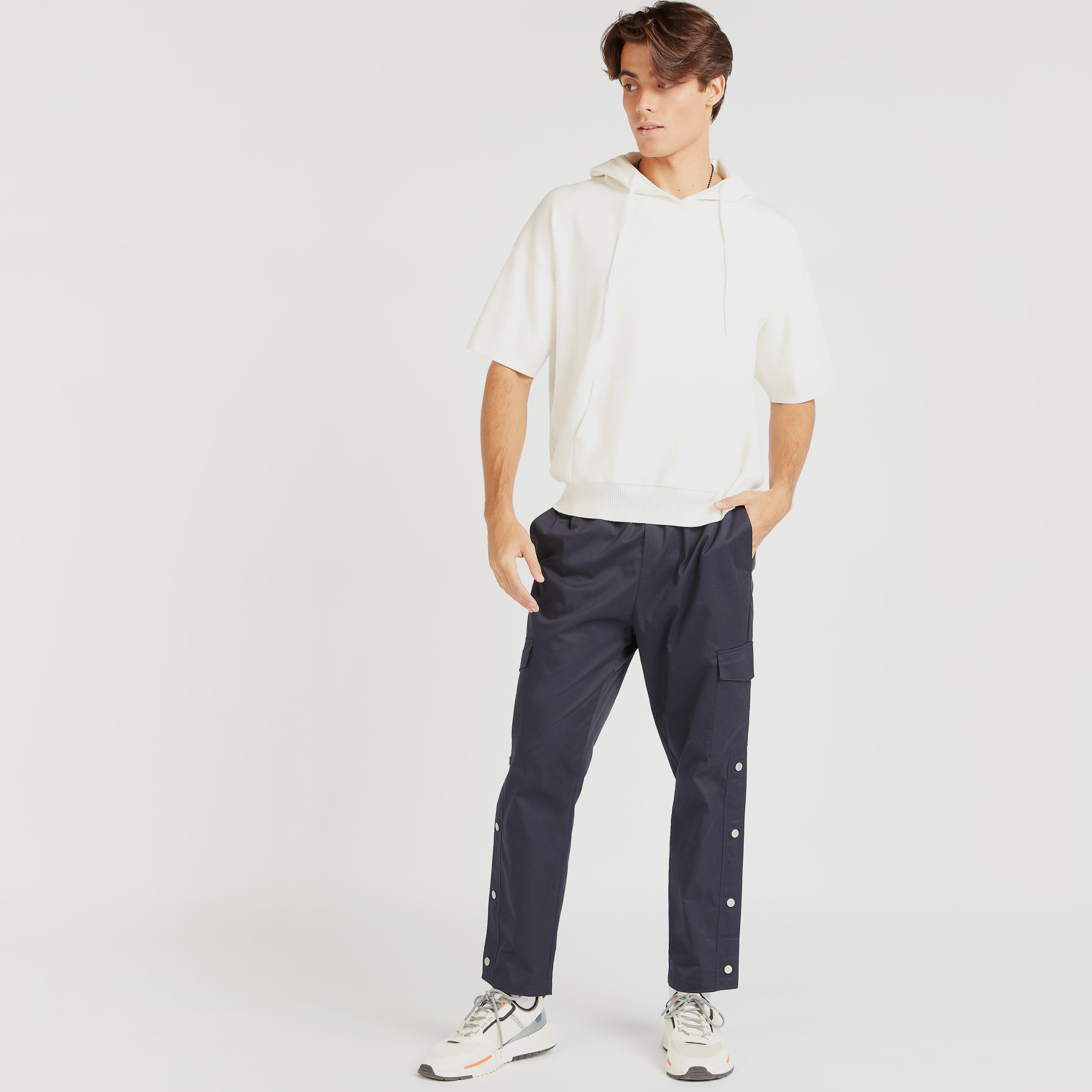 بنطلون كارجو سادة بخصر مطّاطي وجيوب-men-clothing-bottoms-trousersandchinos-trousers-image-3