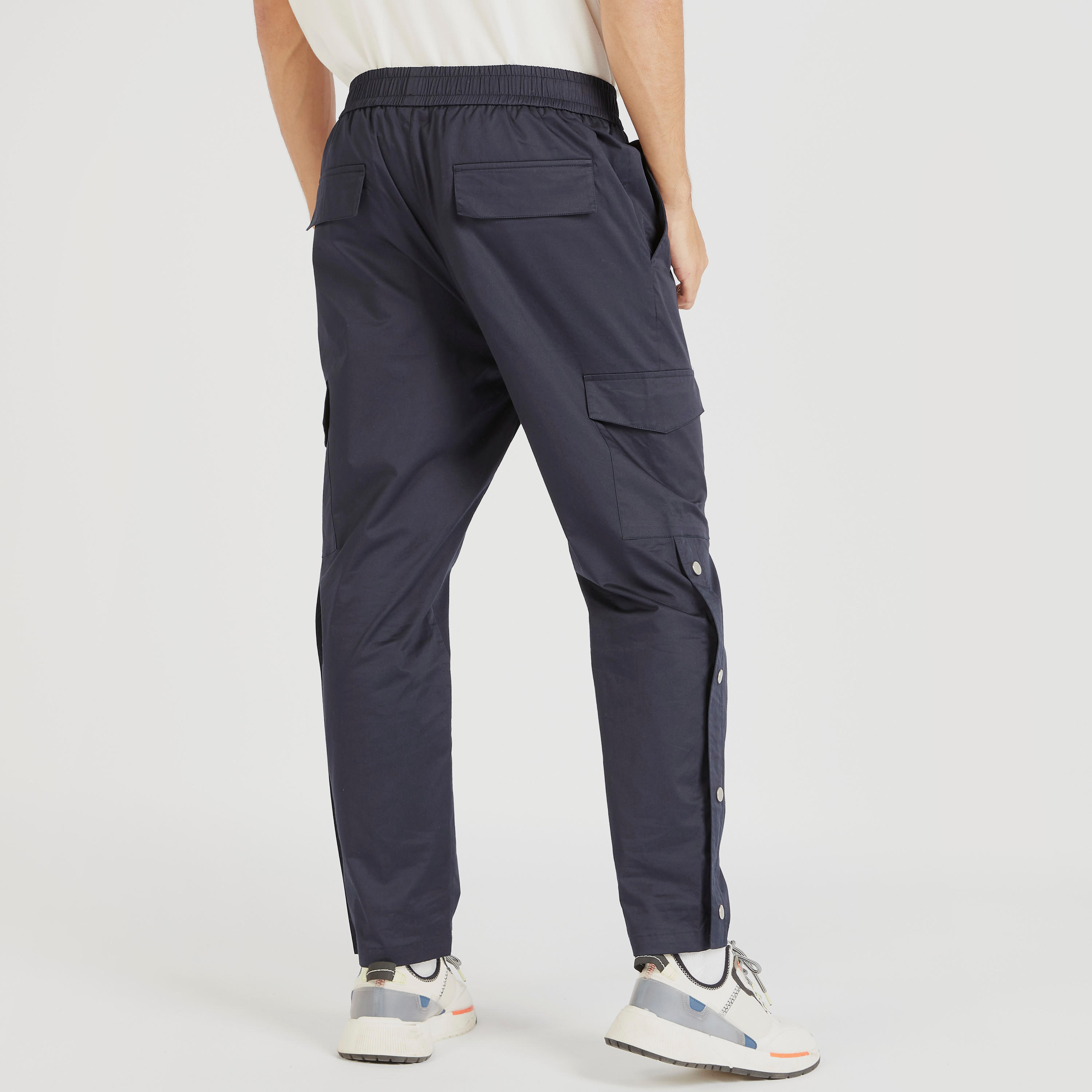 بنطلون كارجو سادة بخصر مطّاطي وجيوب-men-clothing-bottoms-trousersandchinos-trousers-image-1