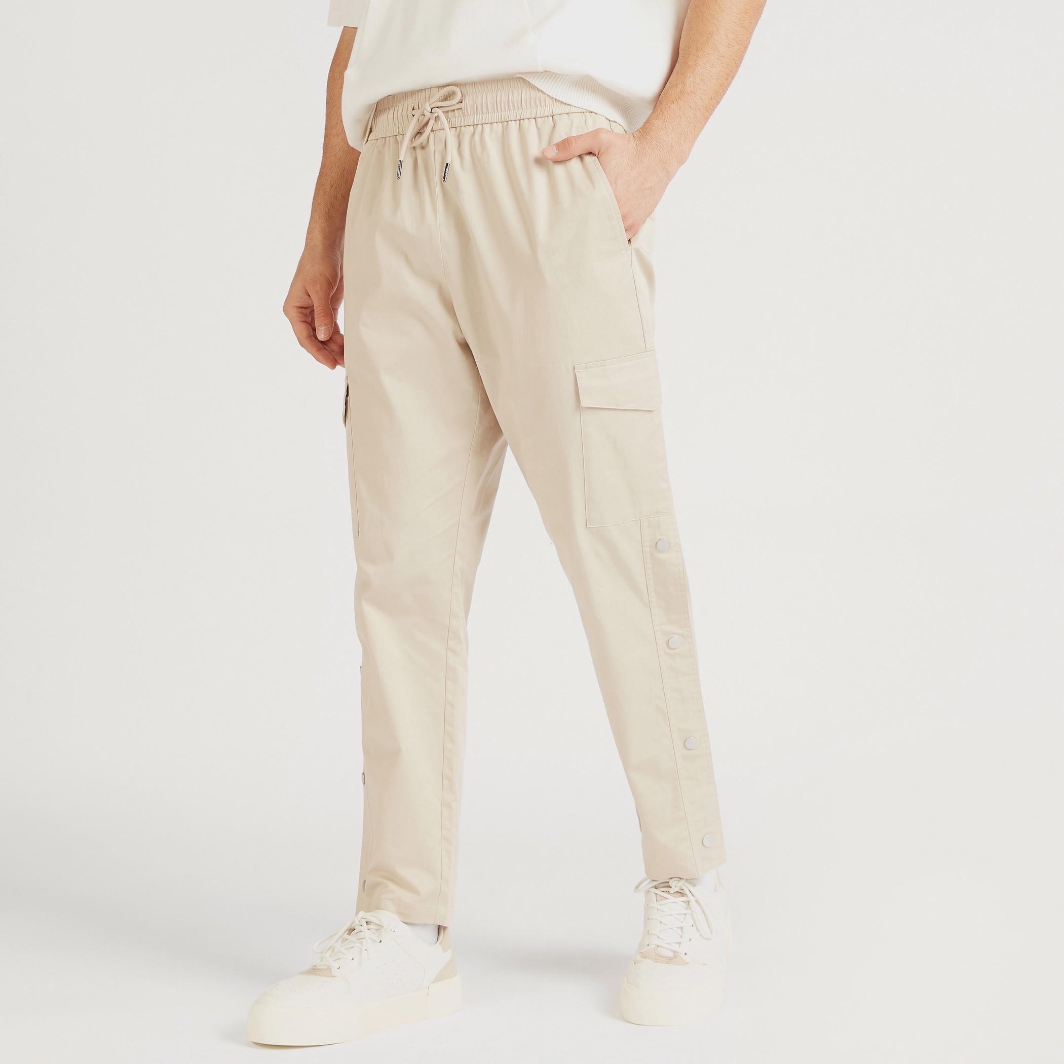 بنطلون سادة برباط وجيوب من آيكونيك-men-clothing-bottoms-trousersandchinos-trousers-image-5