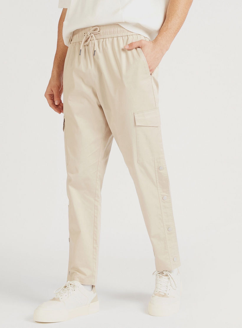 بنطلون سادة برباط وجيوب من آيكونيك-men-clothing-bottoms-trousersandchinos-trousers-image-5